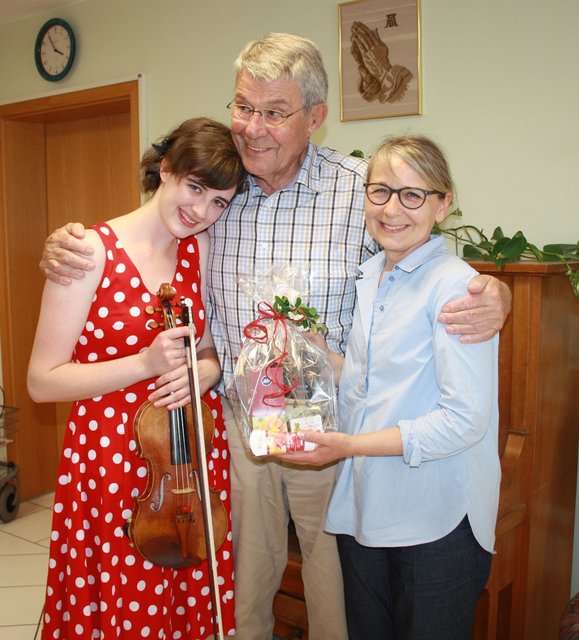 Audrey Palmer Steinhäuser mit Opa Peter Steinhäuser und Heidi Bär, der Leiterin der Seniorenwohnanlage.