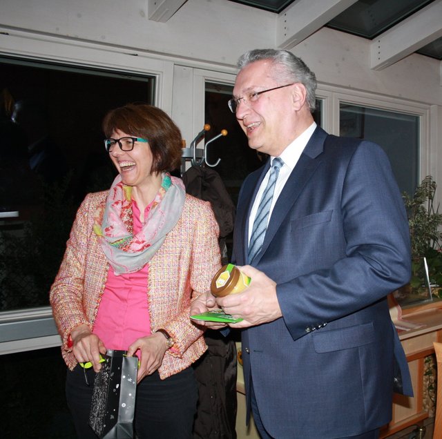 Cornelia Griesbeck überreichte als Gastgeschenk dem Bayerischen Minister etwas "Gesundes".