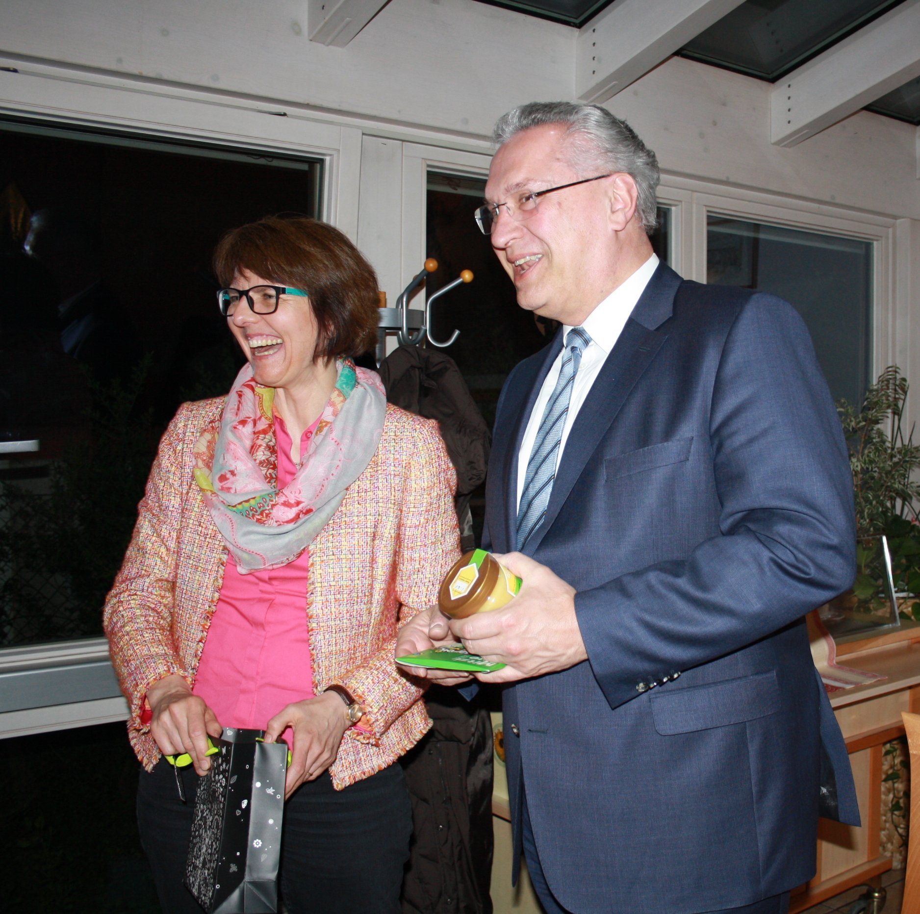 Cornelia Griesbeck überreichte als Gastgeschenk dem Bayerischen Minister etwas "Gesundes".