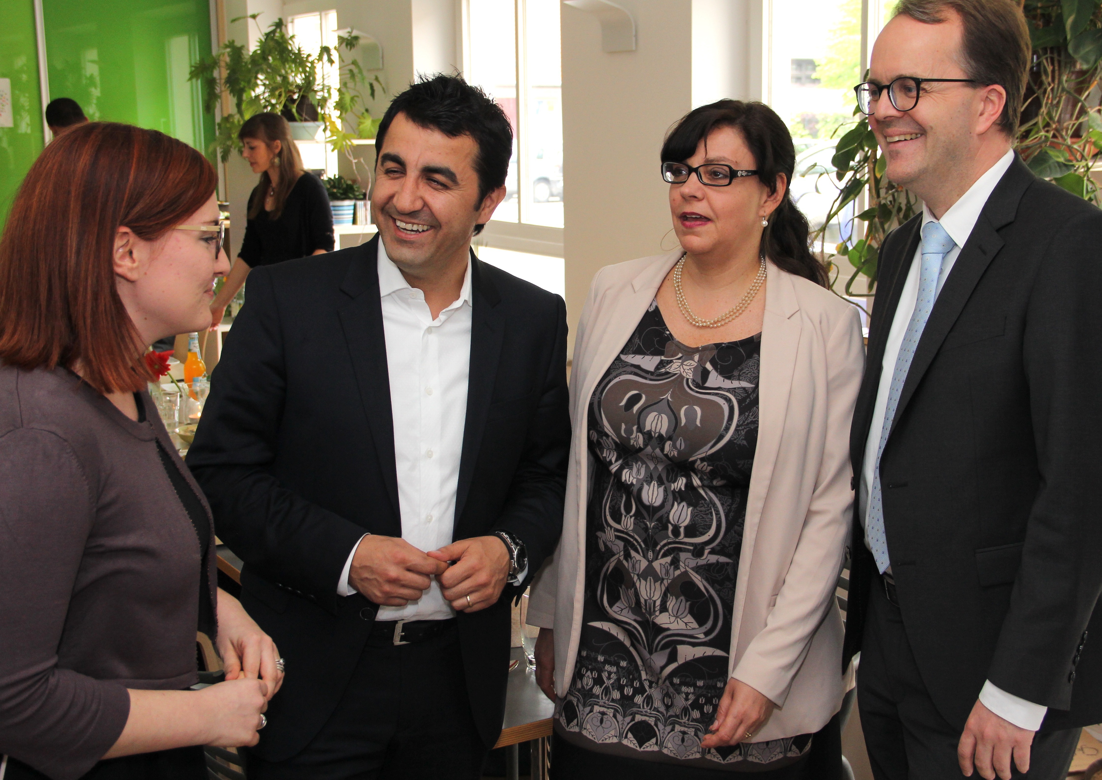 Ministerin Michaela Marksová (2.v.r.), Markus Rinderspacher (r.) und Arif Tasdelen im Gespräch mit Carmen Trautner von Refukitchen (Kochprojekt).