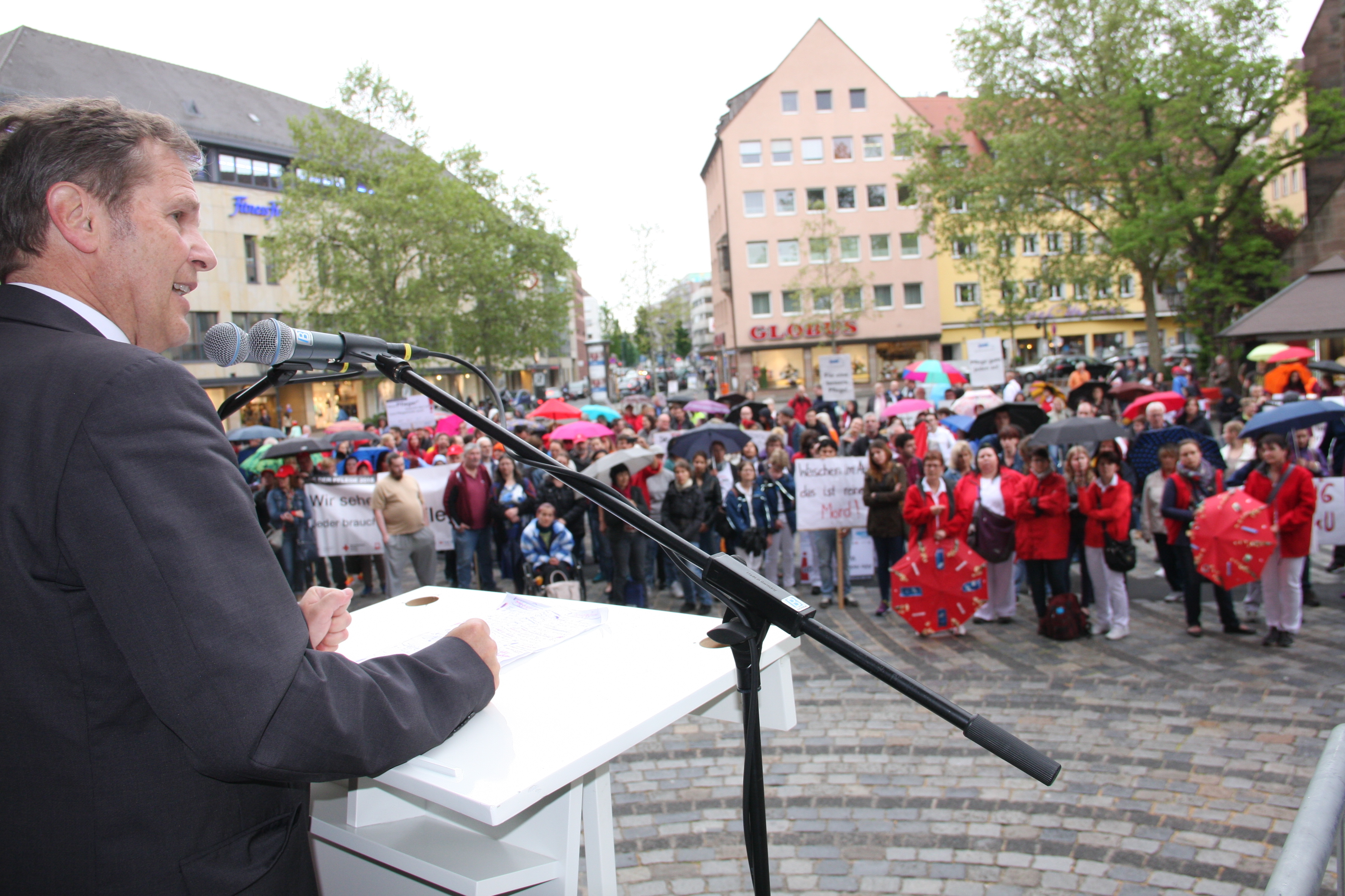 In seiner Rede vor der Kirche St. Elisabeth forderte der Patienten- und Pflegebeauftragte Hermann Imhof einen besseren Personalschlüssel in den Pflegeheimen. Foto: Krieger