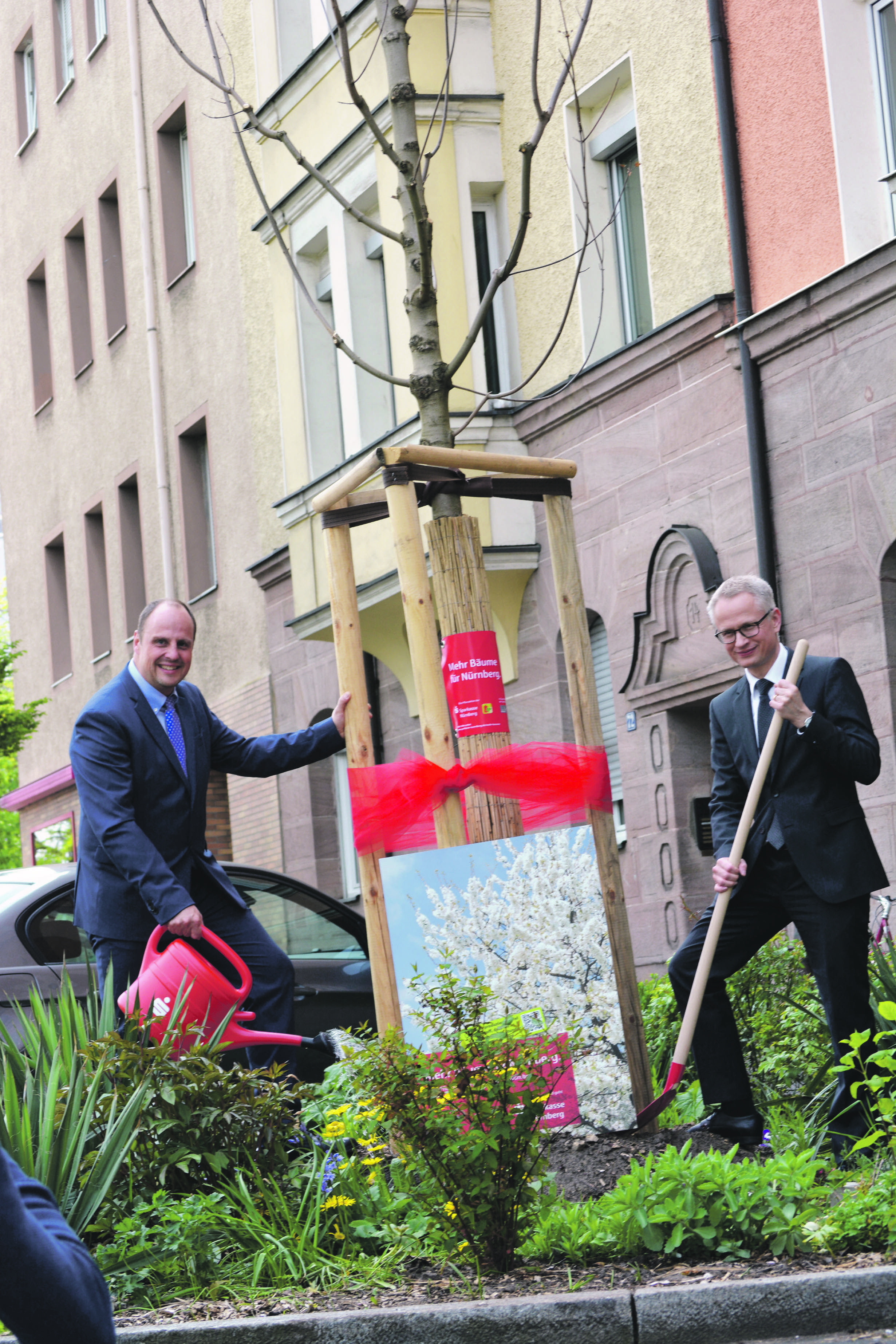 Christian Vogel (l.) und Dr. Michael Kläver beim symbolischen Einsetzen des neuen Baumes.