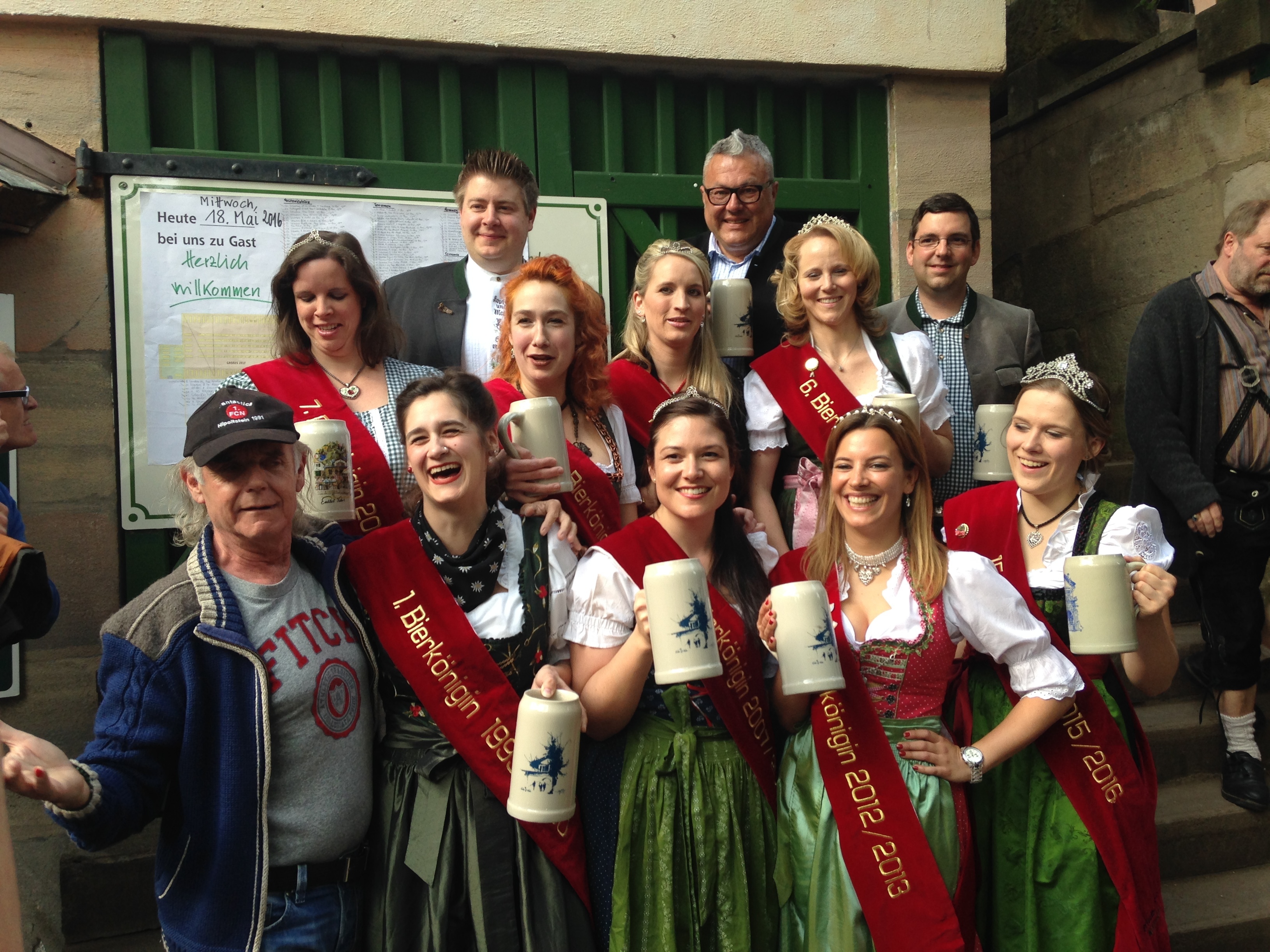 Viel Spaß hatte Mia I. (vorne re.) zusammen mit ihren Vorgängerinnen auf der Erlanger Bergkirchweih. Sichtlich wohl fühlten sich auch Braumeister Stefan Herz, Peter Kitzmann und Braumeister Benjamin Kloos (hinten v.li.n.re.) sowie Kabarettist Klaus Karl-Kraus (vorne li.).