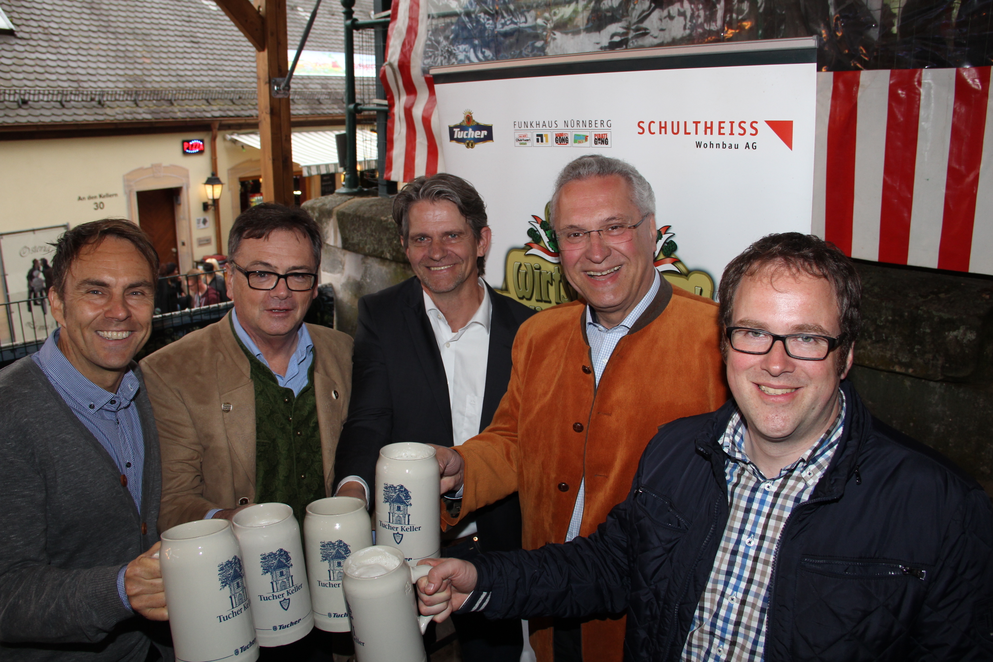 Prost auf den Berg-Stammtisch: (v.r.) Erlangens Oberbürgermeister Dr. Florian Janik, Bayerns Innenminister Joachim Herrmann, Schultheiss-Wohnbau-Vorstand Thomas Gröne, Tucher-Geschäftsführer Fred Höfler und Funkhaus-Geschäftsführer Alexander Koller.