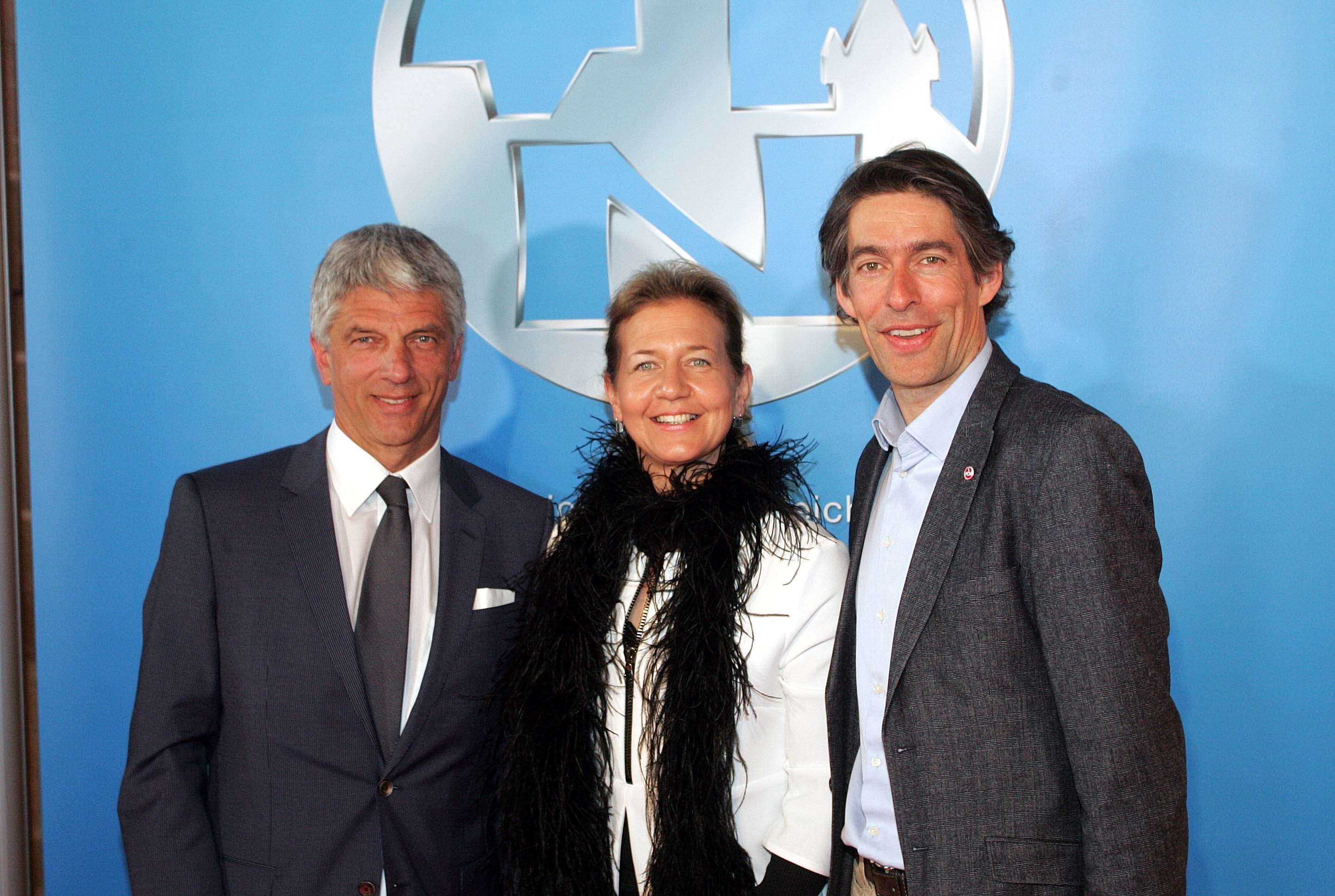 Turnierleiterin Sandra Reichel mit Dr. Armin Zitzmann (l.), Vorstands-Chef der NÜRNBERGER, und Michael Meeske, Club-Vorstand.