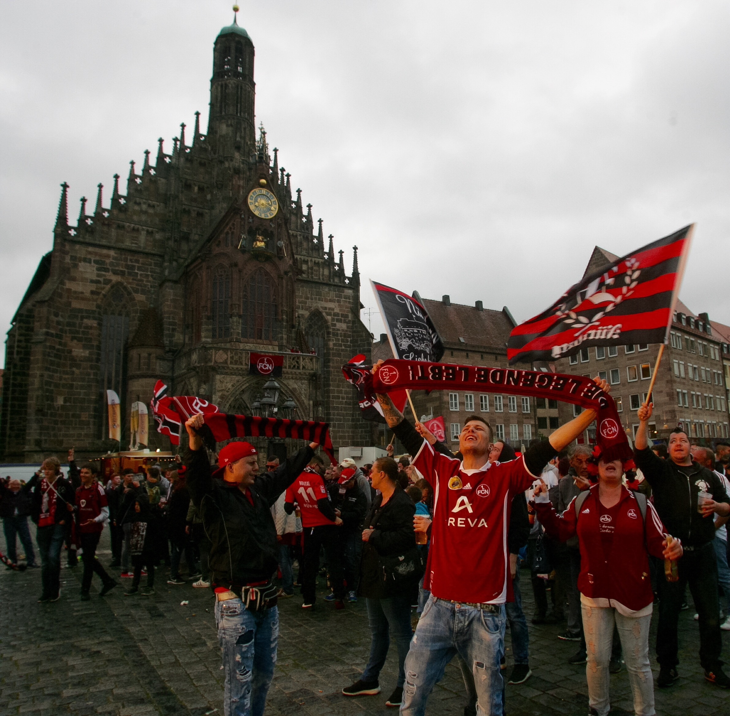 Gute Stimmung trotz schlechtem Wetter: Die Fans feiern beim Public Viewing der Relegation am Hauptmarkt.