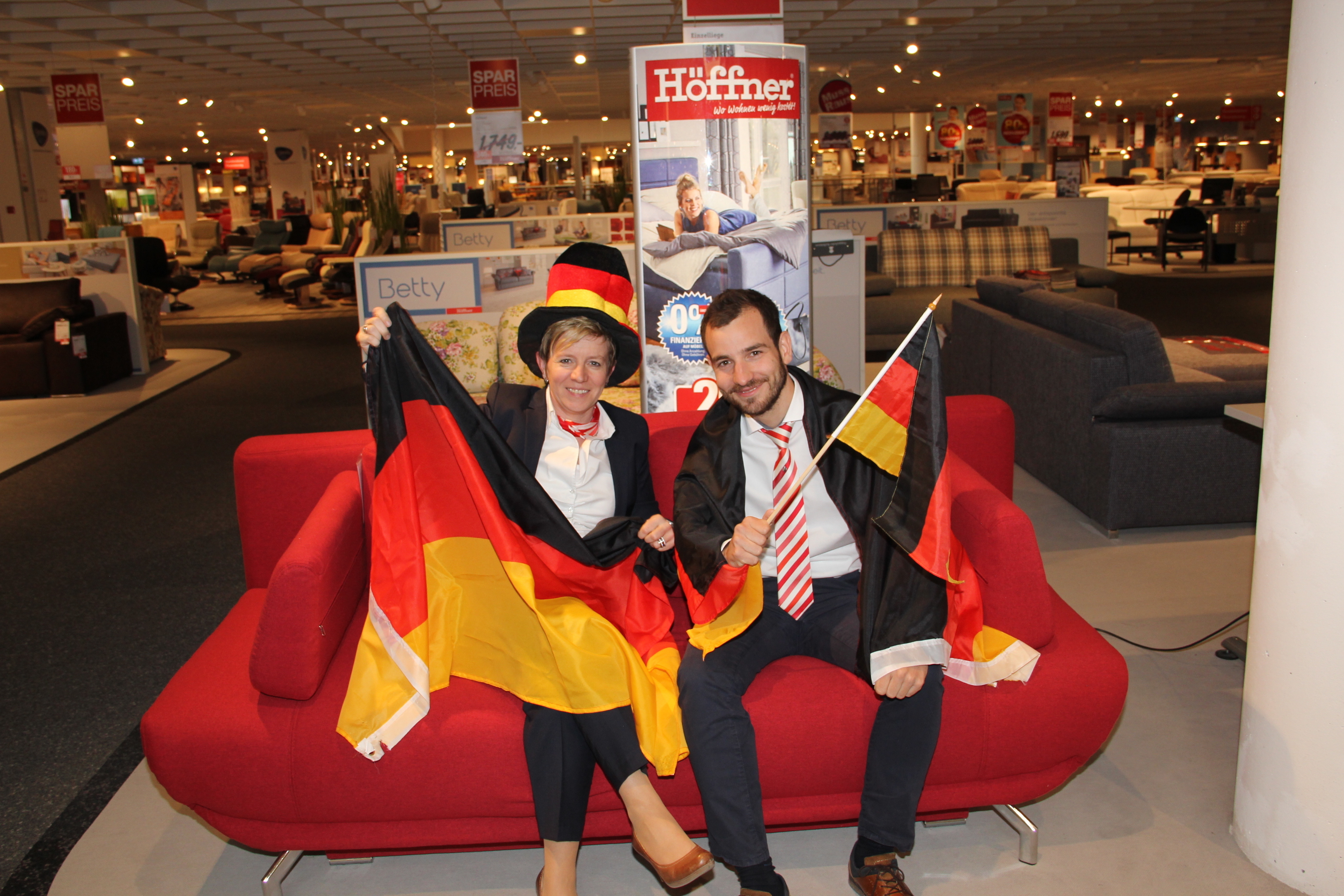 Simone Leuchauer (Hausleitung Möbel Höffner in Fürth) und Ralf Schlimm, stellvertretender Hausleiter von Höffner in Fürth, beim Probesitzen.