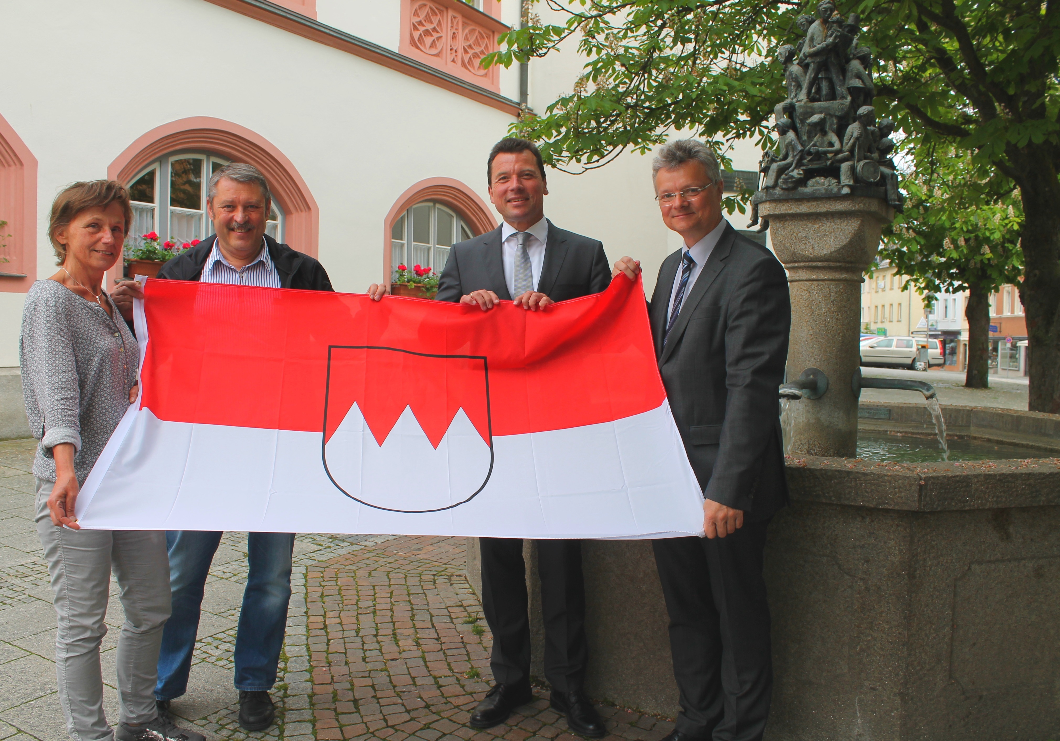 v.l. Ute Fischer (Geschäftsführerin Stadtmarketingverein Hof e.V.), Kuno Höhne (ProHof e.V. und Lions), Oberbürgermeister Dr. Harald Fichtner, Kulturamtsleiter Peter Nürmberger
