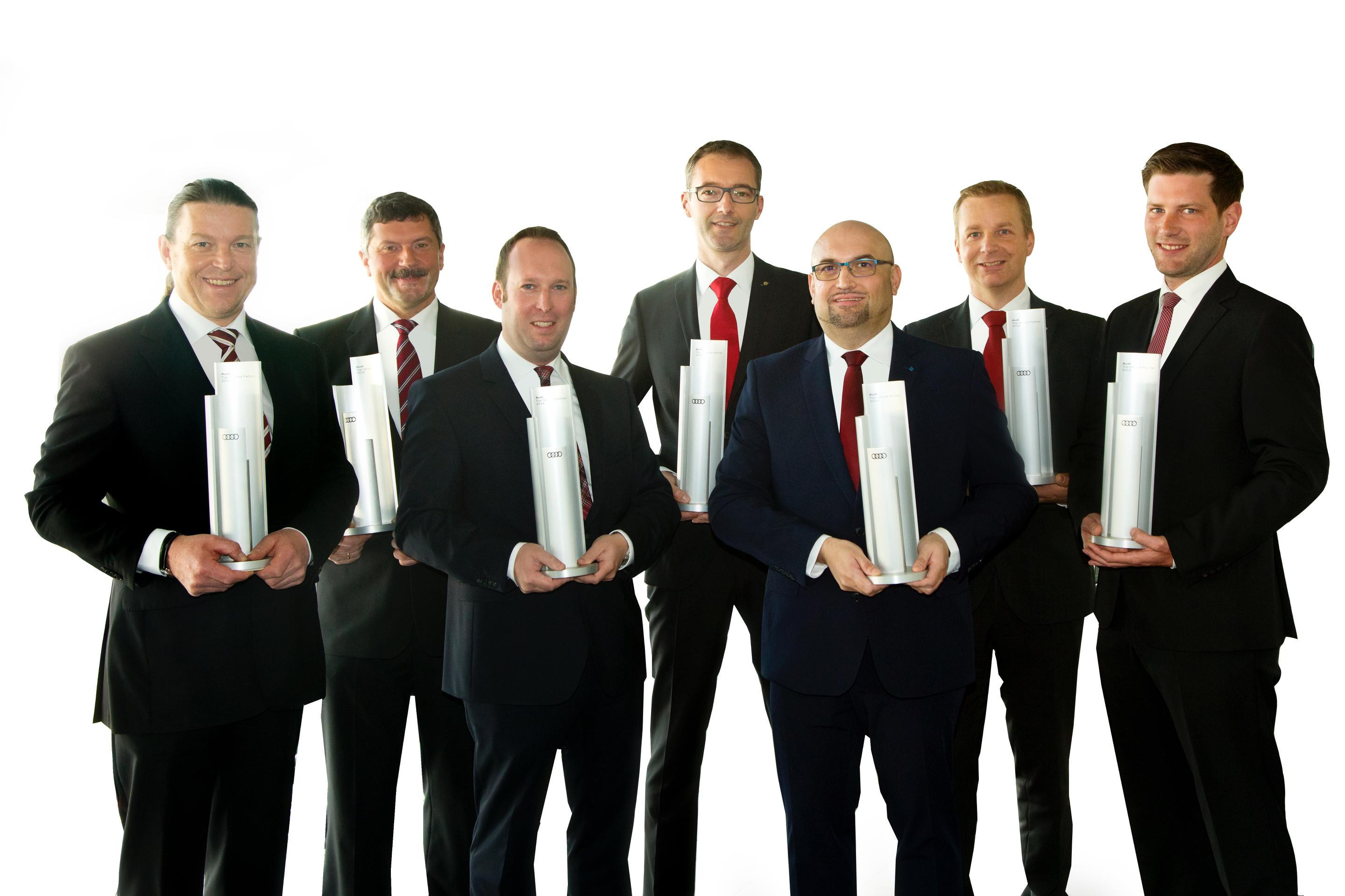 Eine besondere Auszeichnung für die Audi Serviceleiter der Feser-Graf- Gruppe (v.l.): Manfred Lämmermann (Audi Schwabach), Werner Bach (Audi Nürnberg-Feser), Daniel Peßler (Audi Lauf), Harald Krugmann (Audi Fürth), Jochen Ruß (Audi Nürnberg-Marienberg), Jens Knobloch – Reuther (Audi Erlangen) und Stefan Eberhardt (Audi Roth). Nicht im Bild: Bertram Briest (Audi Magdeburg).