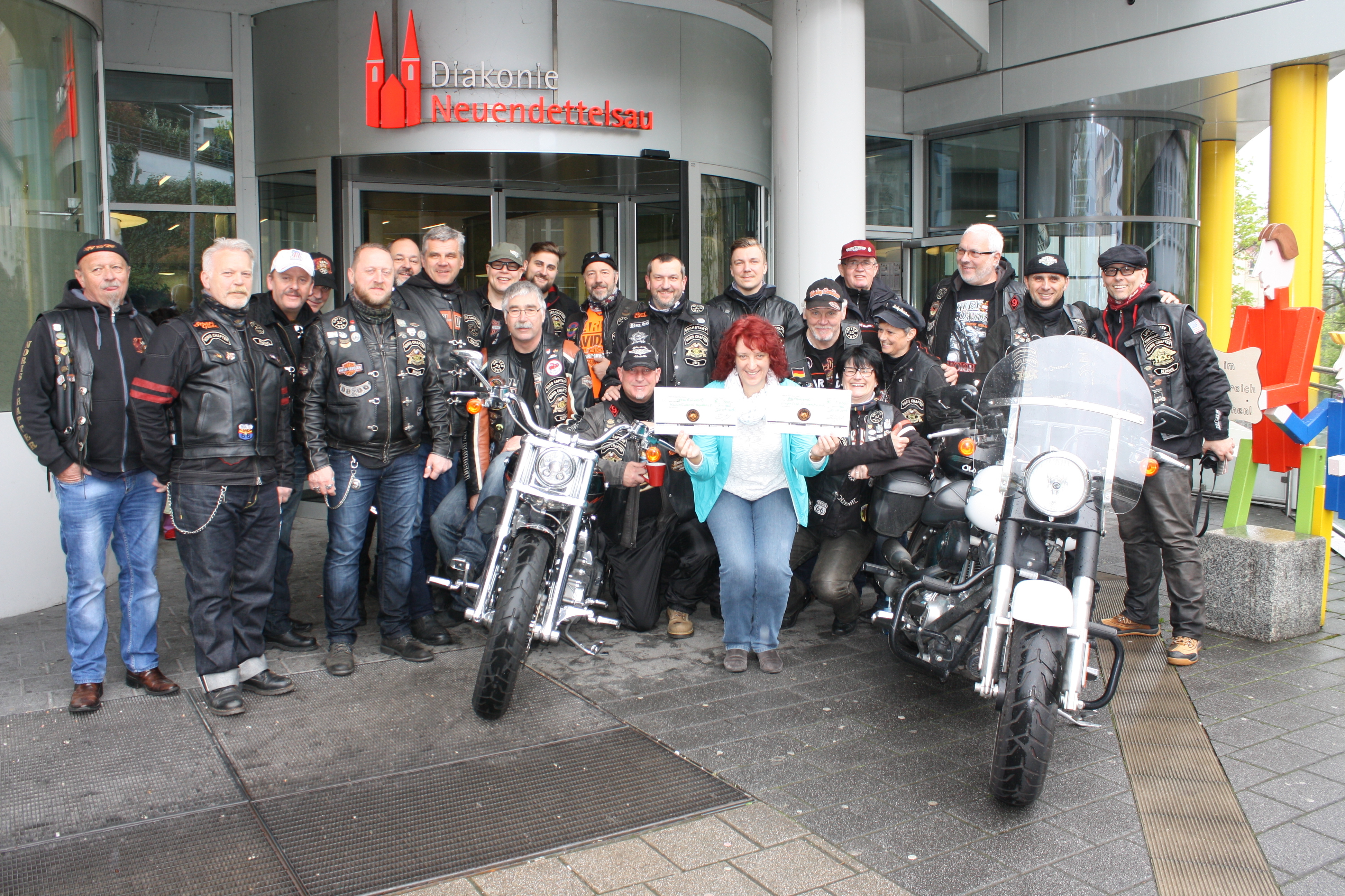 Schwester Petra Meidlinger, Pflegedienstleitung in der Cnopf’schen Kinderklinik der Diakonie Neuendettelsau freute sich sehr über die beiden Spendenschecks der Harley Davidson Noris Chapter Nürnberg.