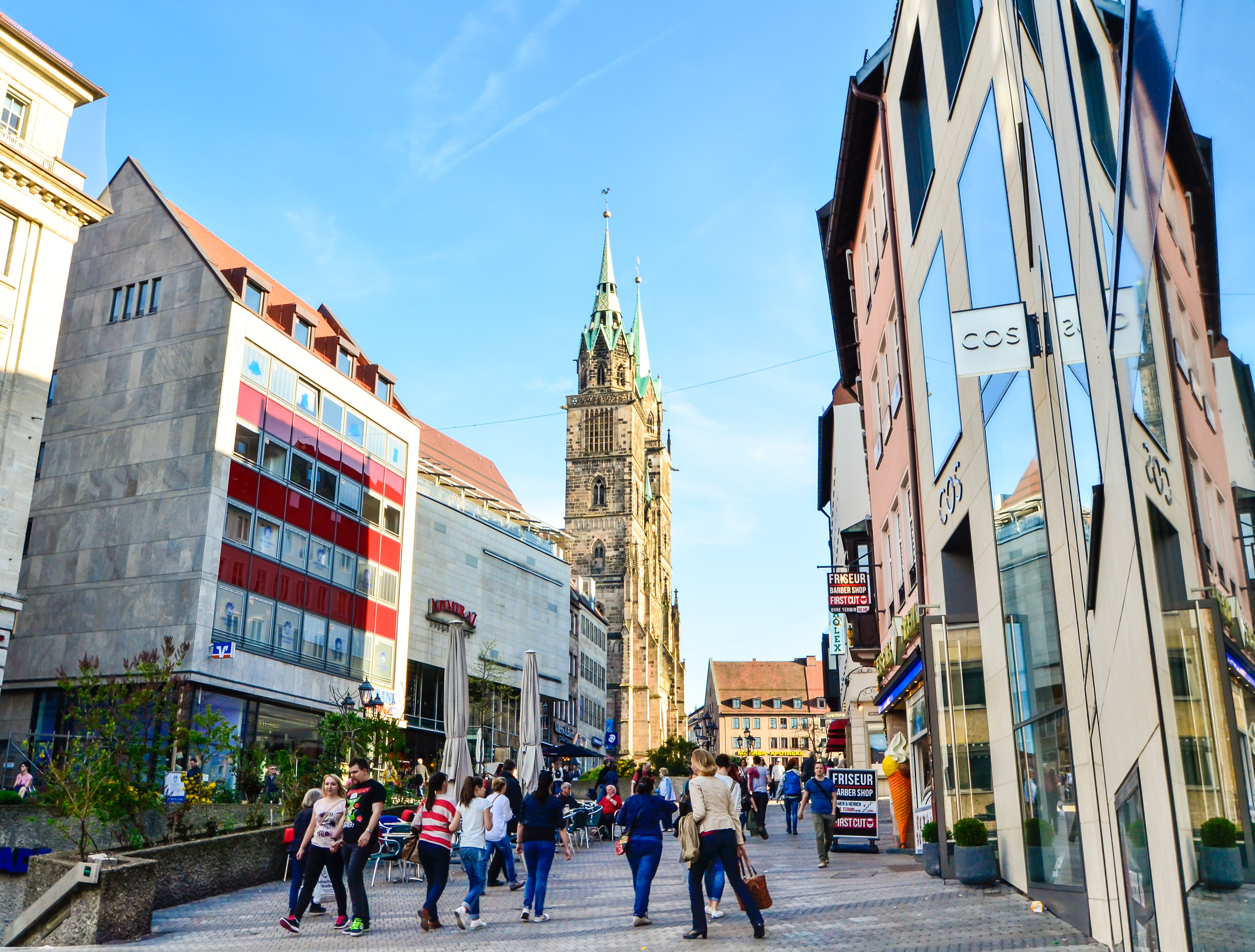 Am 31. Dezember 2014 waren 516 770 Personen mit Hauptwohnsitz in Nürnberg gemeldet. Seit der Jahrtausendwende hat die Stadt damit bereits über 36 000 Einwohnerinnen und Einwohner gewonnen. Im Laufe des Jahres 2015 kamen weitere 10 150 Menschen dazu, etwa zur Hälfte Flüchtlinge und Asylbewerber aus den Krisenregionen außerhalb Europas.