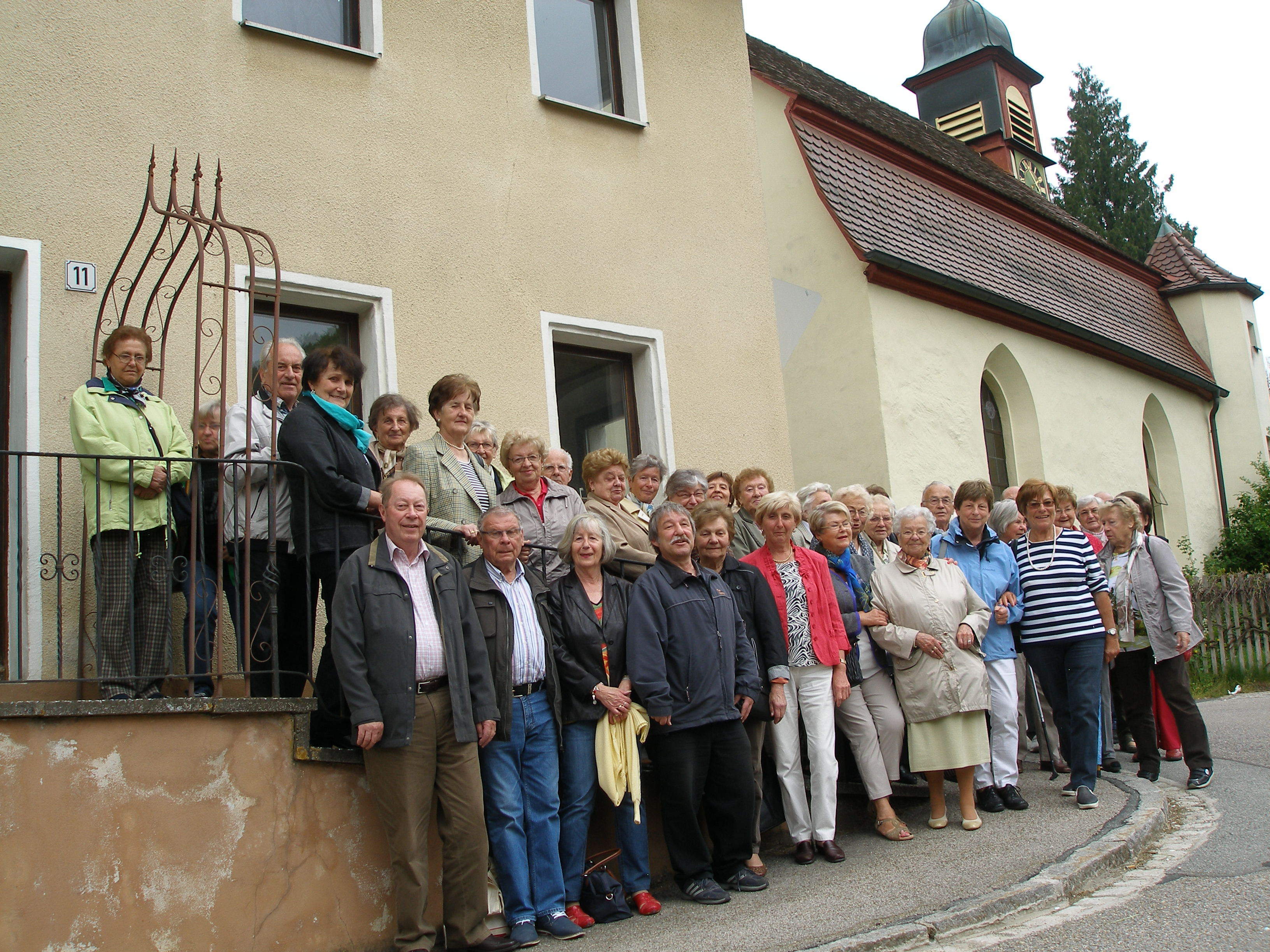 Die Senioren vor der Kirche St. Peter und Paul