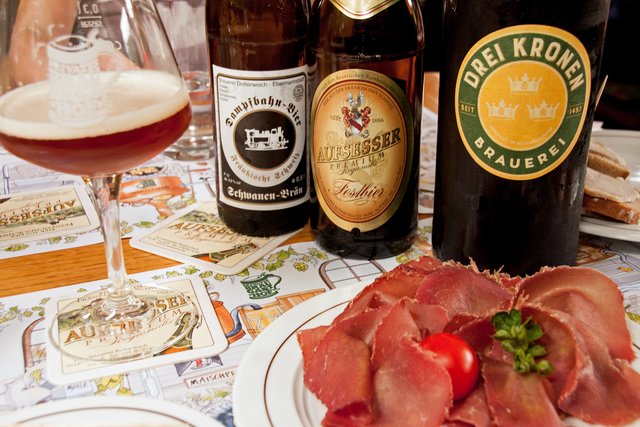 Zu jeder Biersorte gab es die passende kulinarische Begleitung, zum Rauchbier aus der Drei Kronen Brauerei war es Zwetschgenbammes.