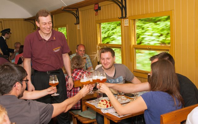 Das Zuprosten in geselliger Runde durfte nicht Fehlen und wurde vom Experten mit den geschichtlichen Hintergründen aus dem Mittelalter erläutert.