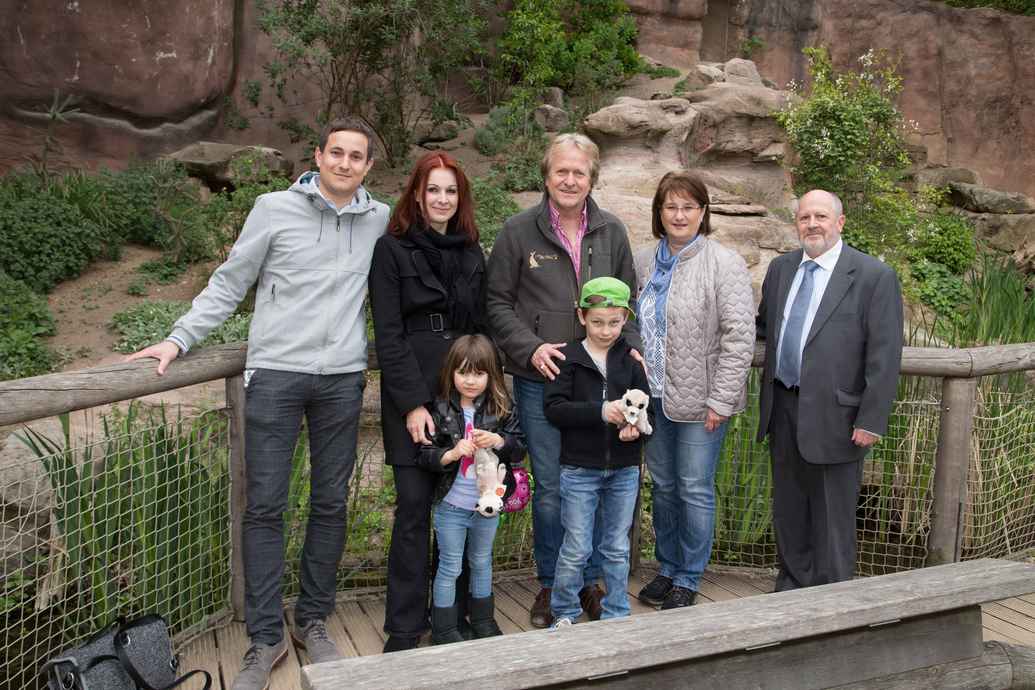 Timo Zagel und Madeleine Heiß mit ihren Kindern Pia und Falk werden von Lorenzo von Fersen (2. Vorstand), Ute Döbel (Geschäftsstelle) und Klaus Kohlmann (Vorsitzender) bei den Tiergartenfreunden begrüßt (v.l.)