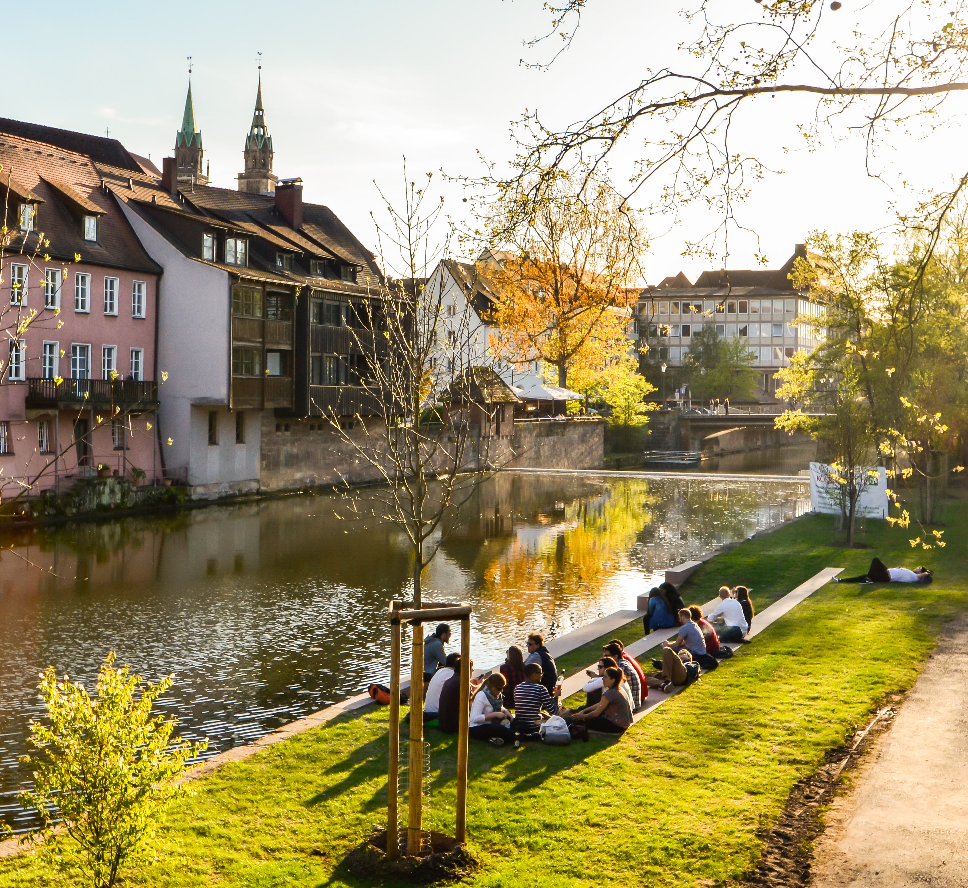 Auf den Stufen (bei der Insel Schütt) am Wasser sitzen. Solche Pegnitzoasen sollen Beispiel werden.