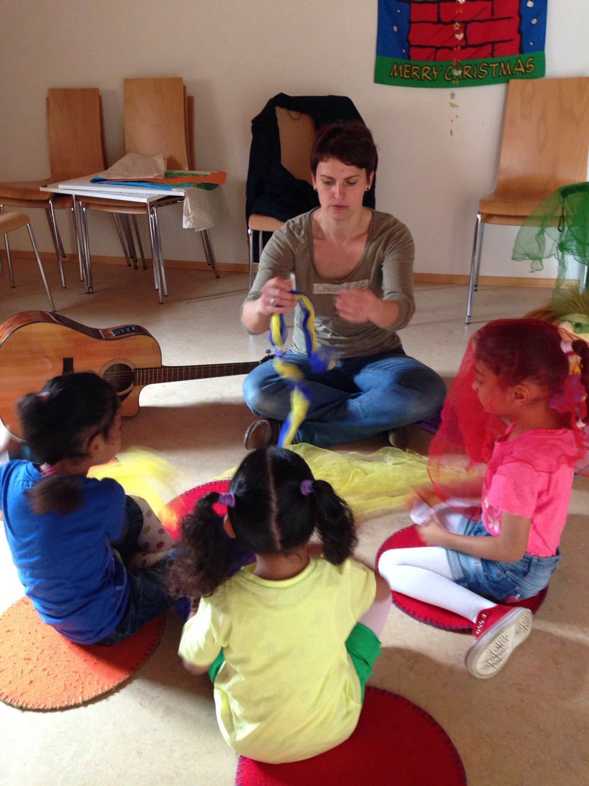 Christina Mahlein beim Musizieren mit Flüchtlingekindern