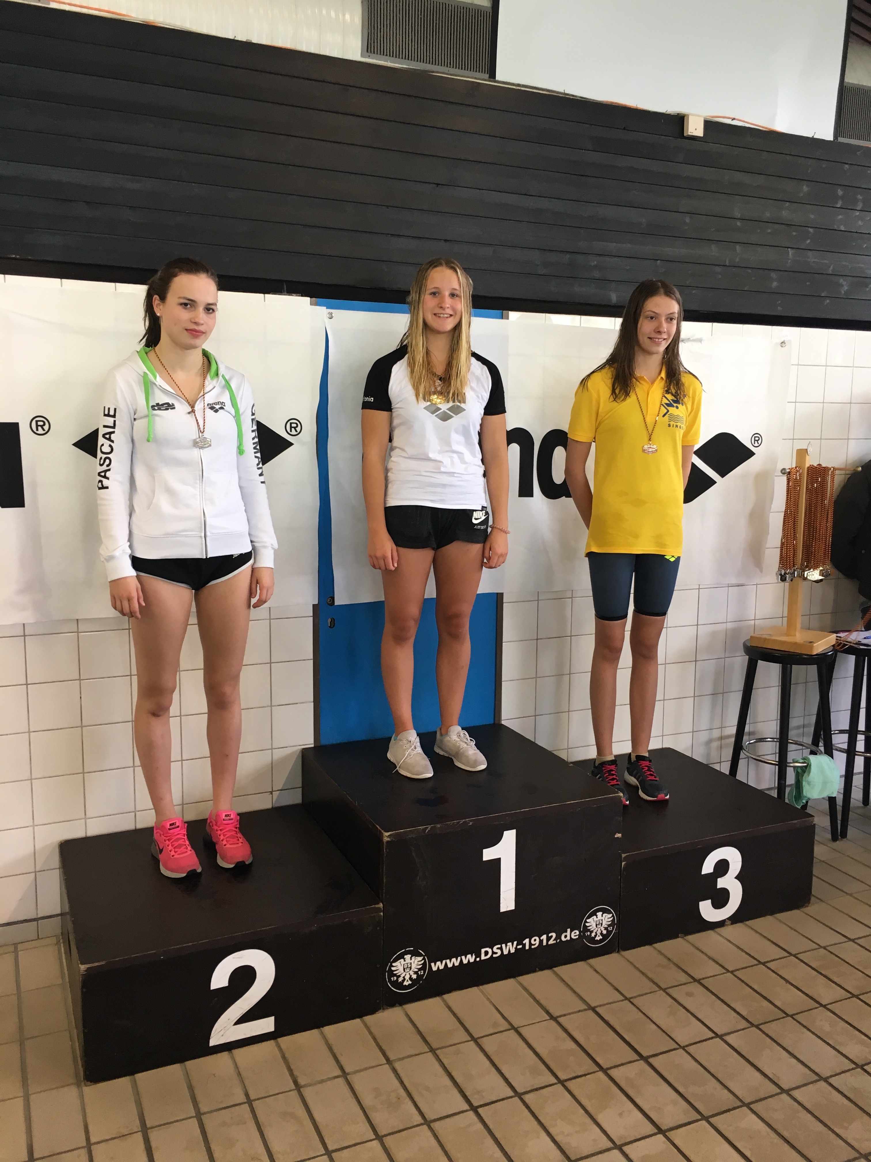 Mitte: Antonia Berger (Süddt. Jahrgangsmeisterin )
