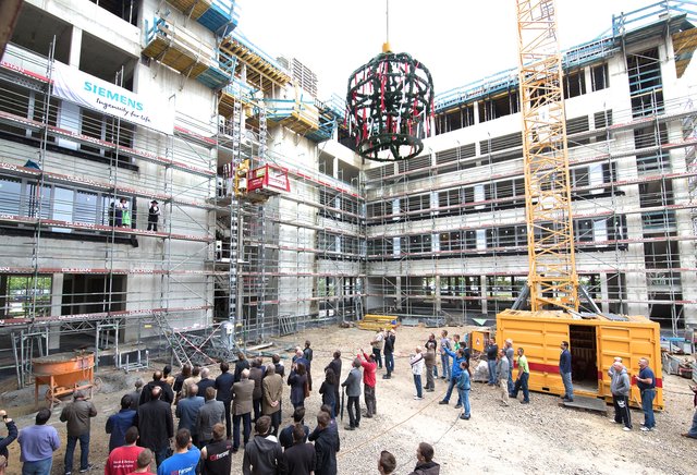 Traditionelles Richtfest mit Richtspruch und Setzen der Richtkrone für das neue Ausbildungszentrum der Siemens AG in Erlangen. Foto: Siemens AG