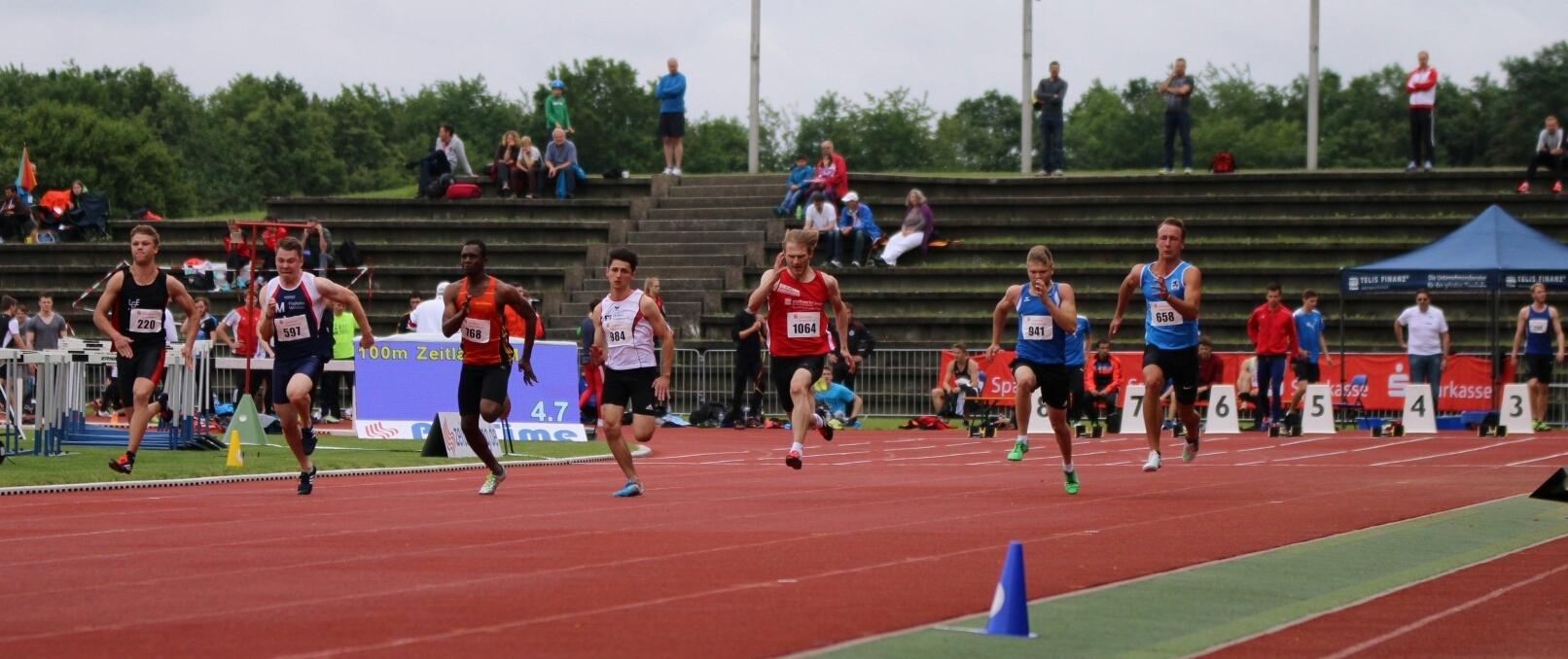 Marcus Grun im roten Trikot (5. v.l.) sprintet im 6. Vorlauf zum Sieg und seiner neuen Bestzeit.