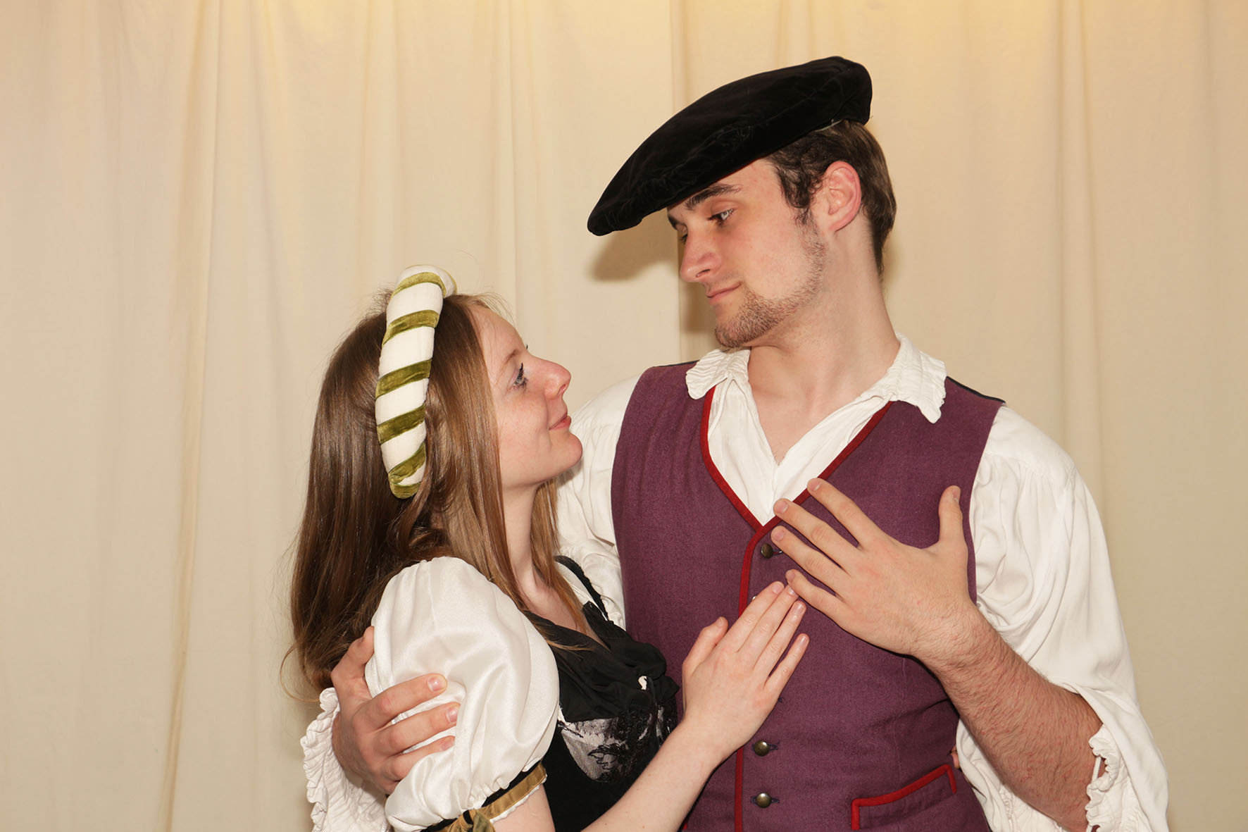 Martin L. (Malte Buhr) und Ursula (Jessica Höllisch) knüfpen zarte Liebesbande.