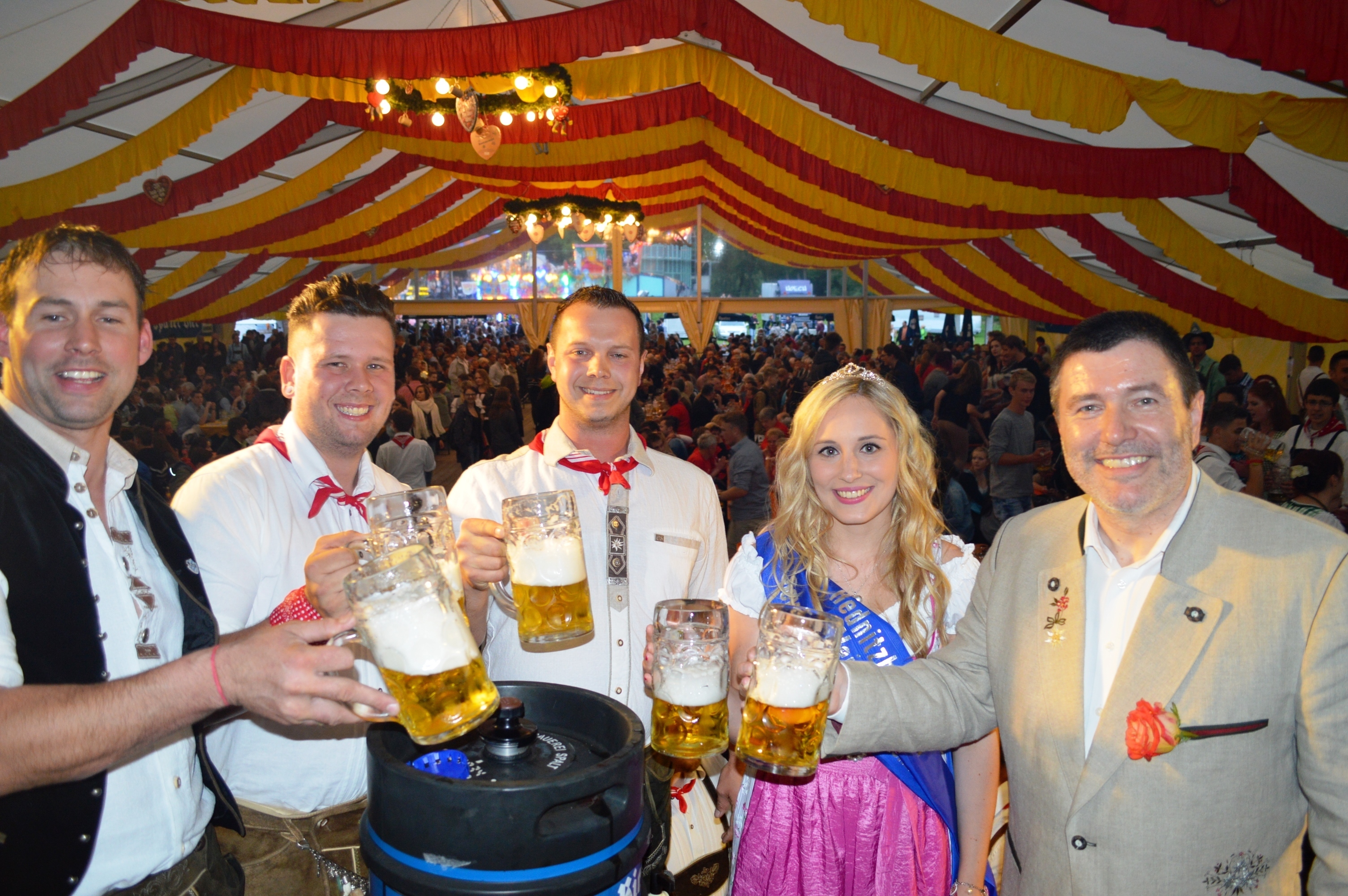 Nach dem Bieranstich darf auch in diesem Jahr wieder nach Herzenslust gefeiert werden.