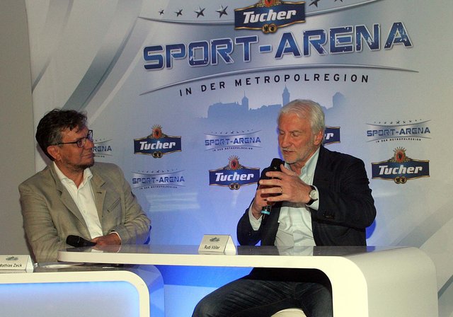 Moderator Mathias Zeck (l.) stellte Rudi Völler viele interessante Fragen zum Thema „Saisonfinale 2016“. | Foto: © J. König