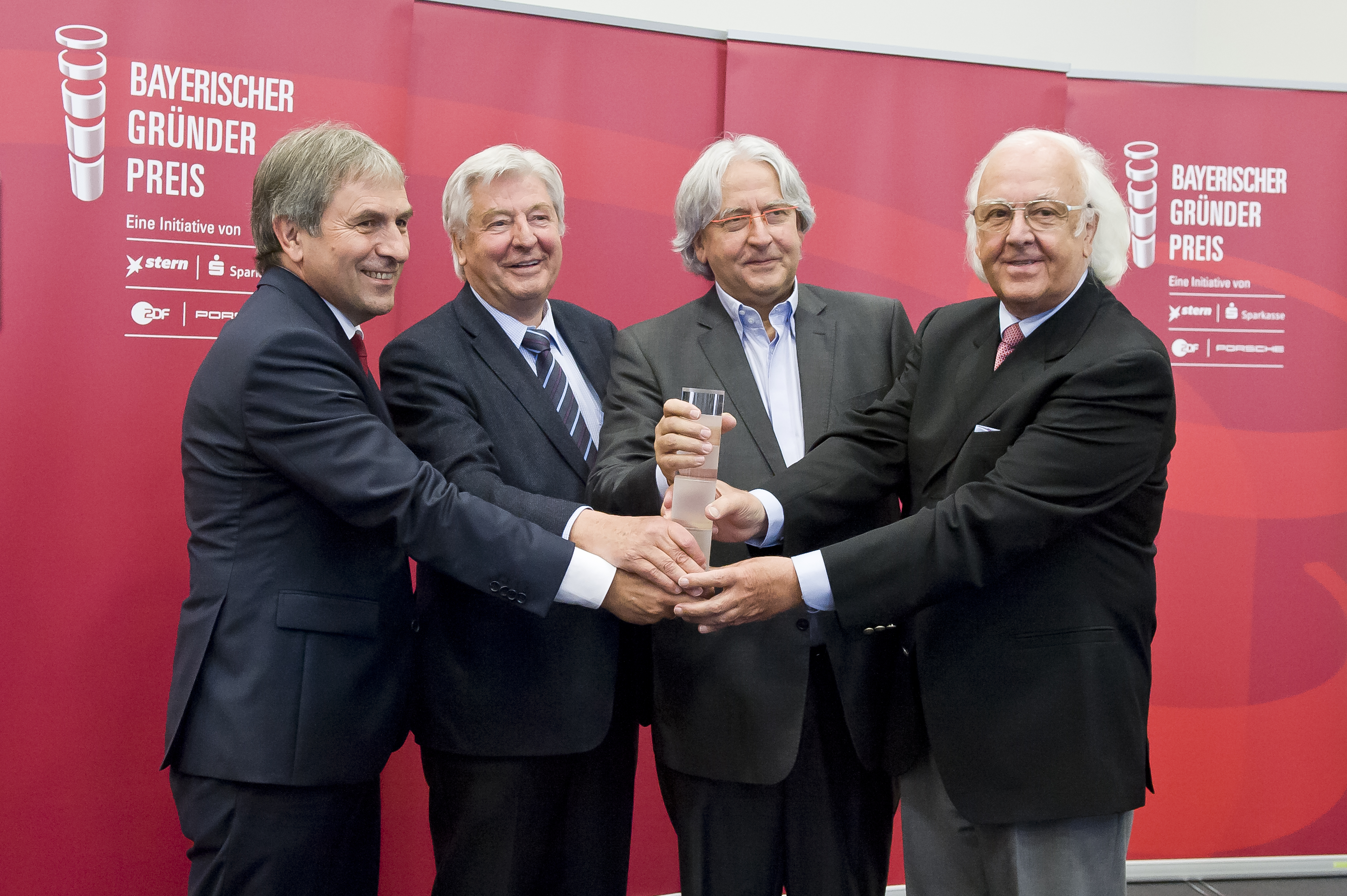 Roland Schmautz (l.), Vizepräsident des Sparkassenverbands Bayern, ehrt die drei Brüder Peter, Paul und Hans Segmüller für ihr „Lebenswerk“.