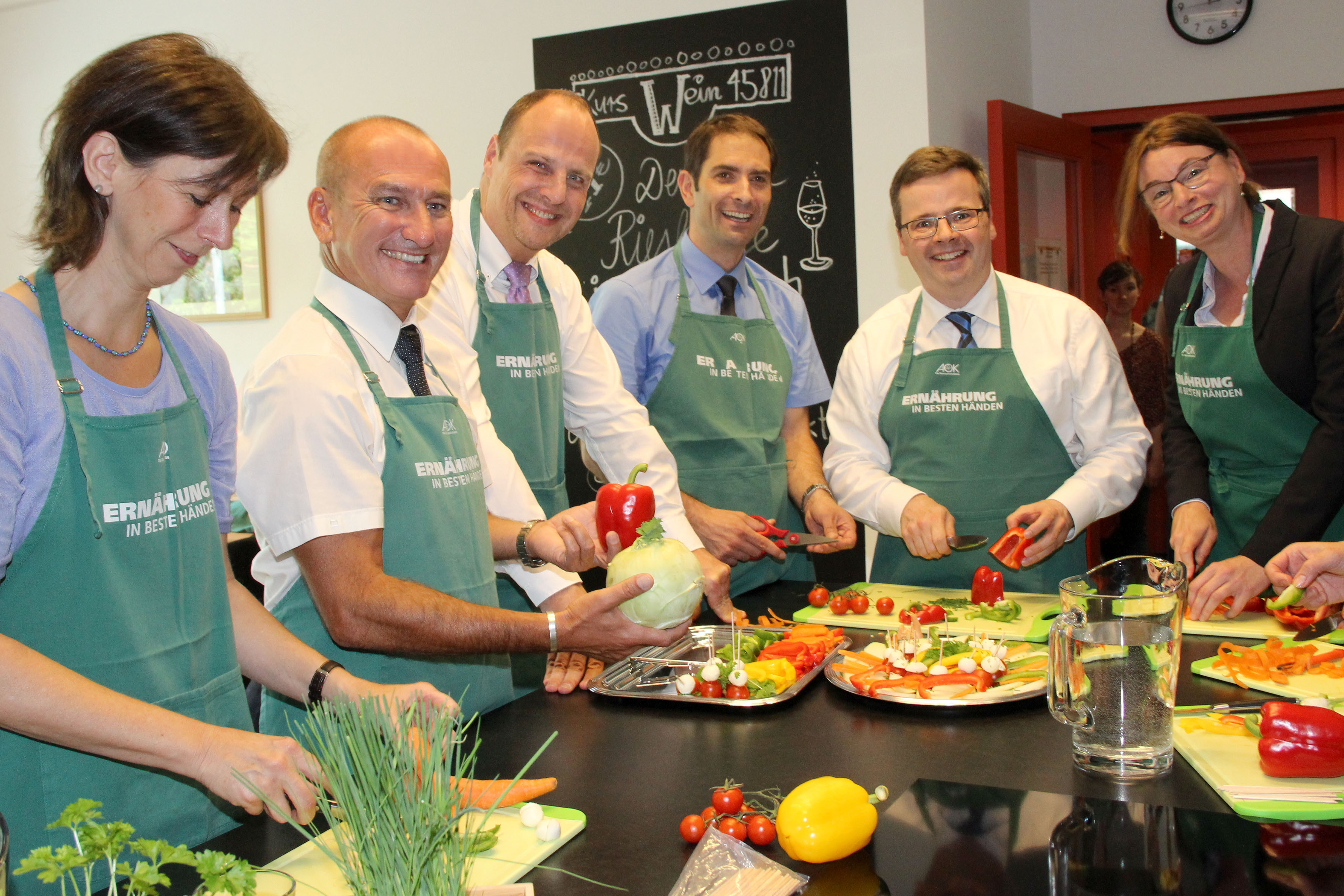 Gabi Pfeifer, Norbert Kettlitz, Christian Vogel, André Knabel, Hubertus Räde und Dr. Annette Scheder gaben gemeinsam den bayernweiten Startschuss für das Projekt "Gesunde Südstadt", welches von der AOK Bayern unterstützt wird.
