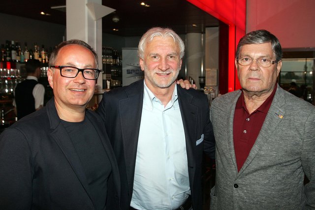 Tucher-Marketingdirektor Kai Eschenbacher (l.) und Sportmanager Herbert Höfl (r.) mit Talkgast Rudi Völler. | Foto: © J. König
