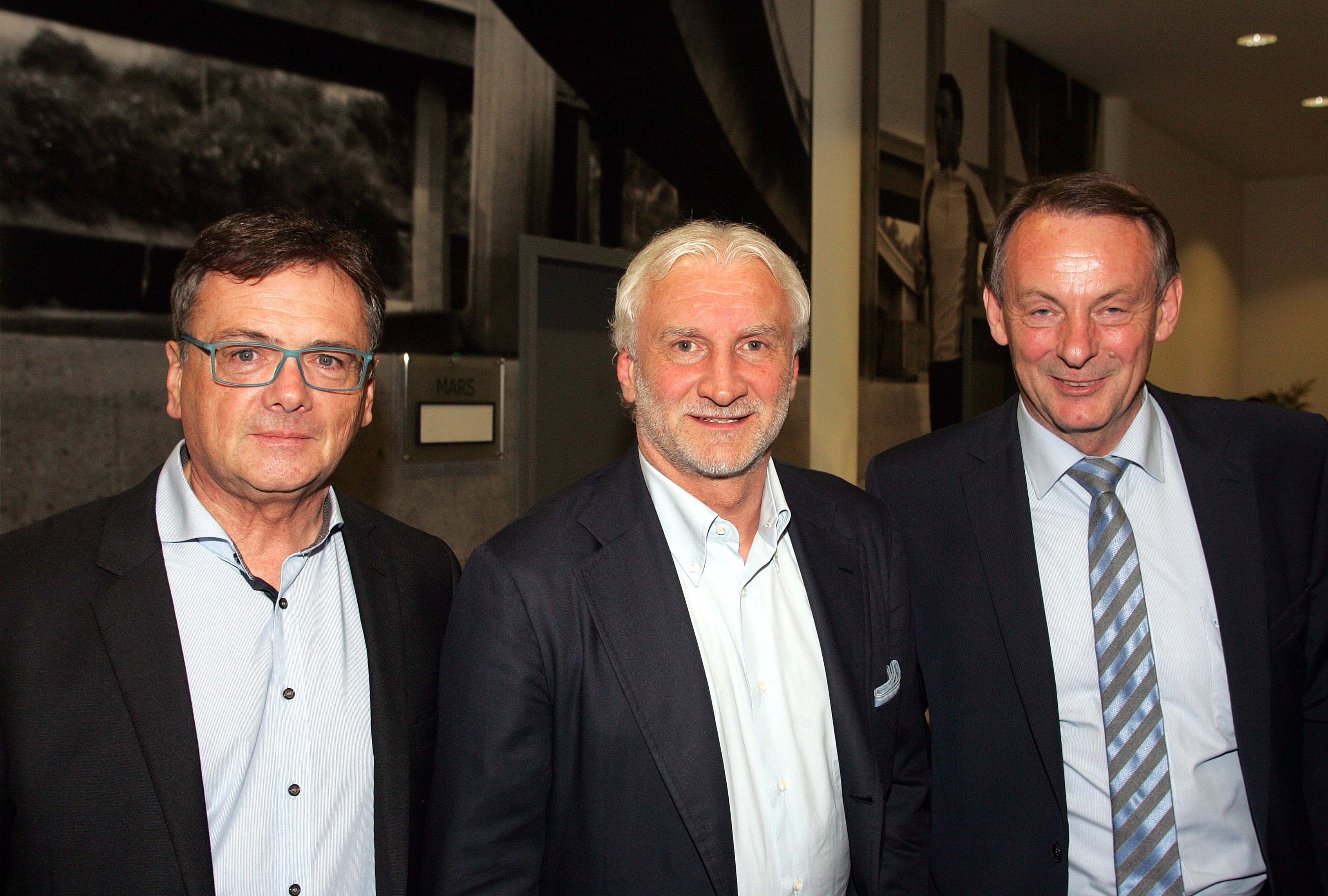 Tucher-Brauerei-Chef Fred Höfler (l.) und Josef Maiser (re.), Inhaber ,,Novina Hotel Herzo Base“, und Fußballlegende Rudi Völler.