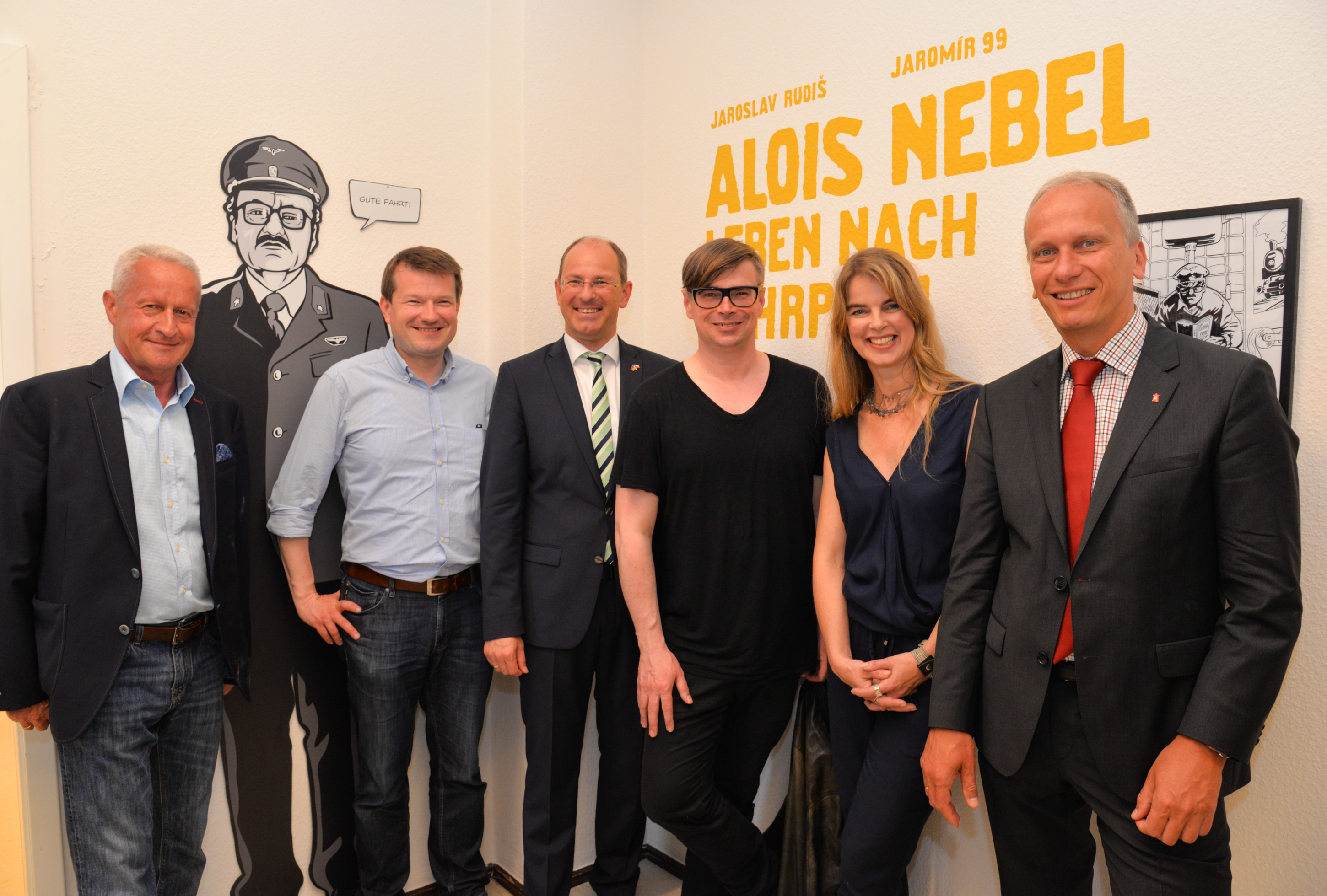 Der stellvertretende Landrat Norbert Reh, Martin Kastler von der Hanns-Seidel-Stiftung, Bürgermeister Benedikt Bisping, Autor Jaroslav Rudiš, die Leiterin des Stadtarchivs, Dr. Ina Schönwald und Dr. Jonathan Daniel, Privatkundenvorstand der Sparkasse Nürnberg (v.l.) freuten sich über das große Interesse an der Ausstellung.