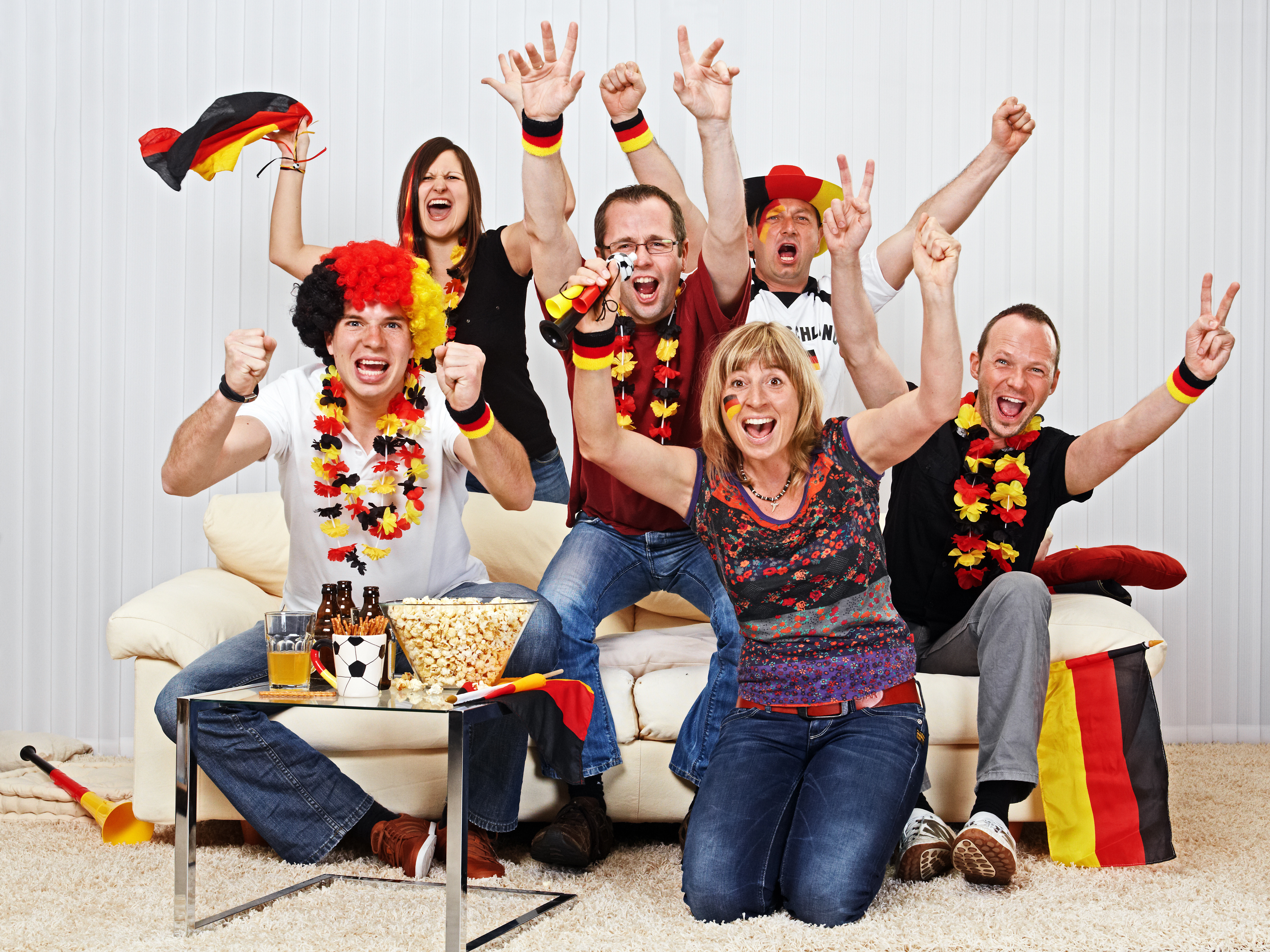 Laut einer Umfrage jubeln die Deutschen am liebsten daheim auf dem Sofa - am besten mit Freunden.