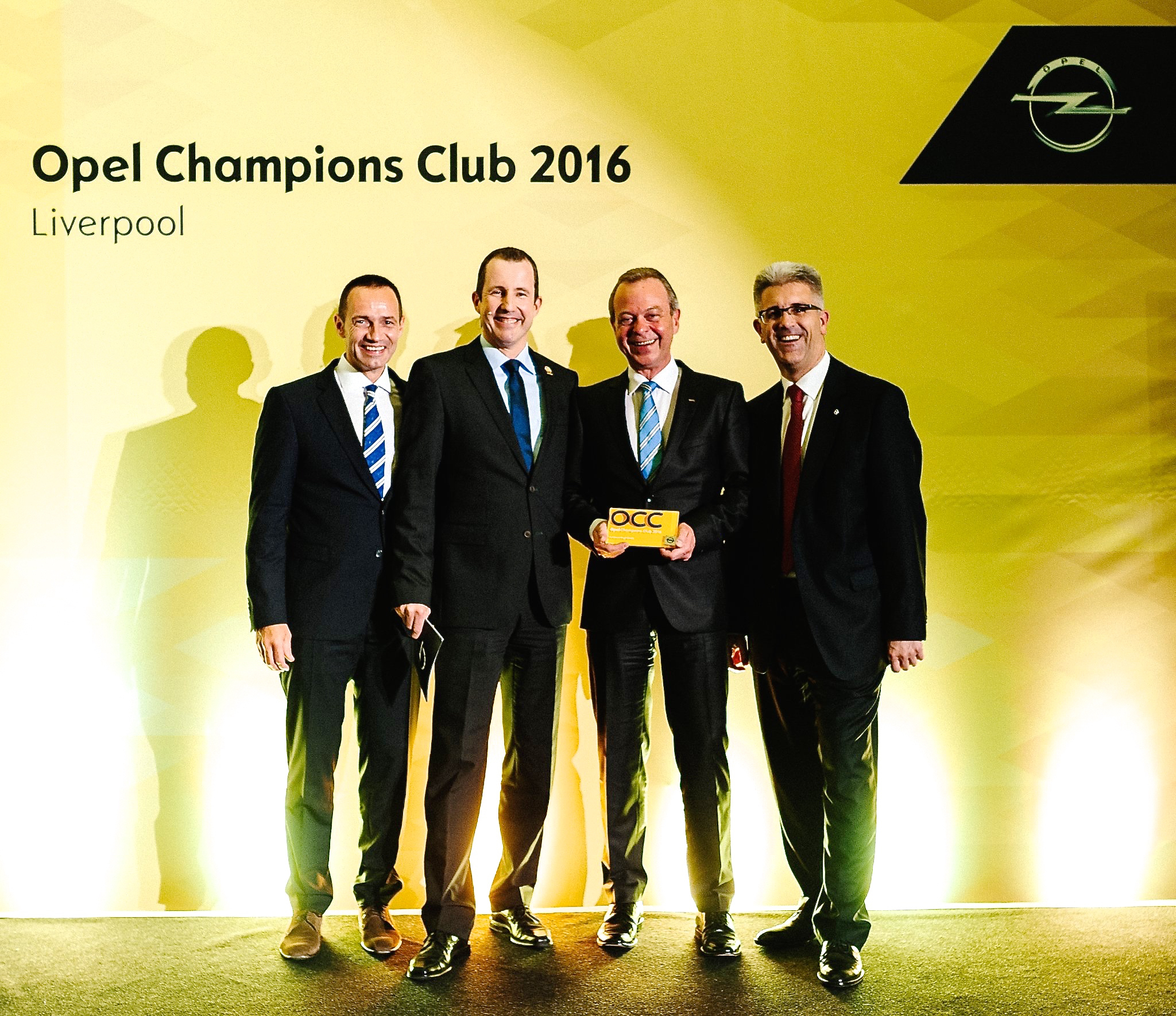 Die feierliche Stimmung bei der Siegerehrung genossen Jürgen Keller (Opel Exekutiv Direktor Verkauf, Marketing und Aftersales), Regionalleiter Jürgen F. Hölz, Opel Kropf Geschäftsführer Andreas Mutschler und Marcus Kappler (Verkaufsdirektor Opel / v.l.n.r.). Foto: Kropf