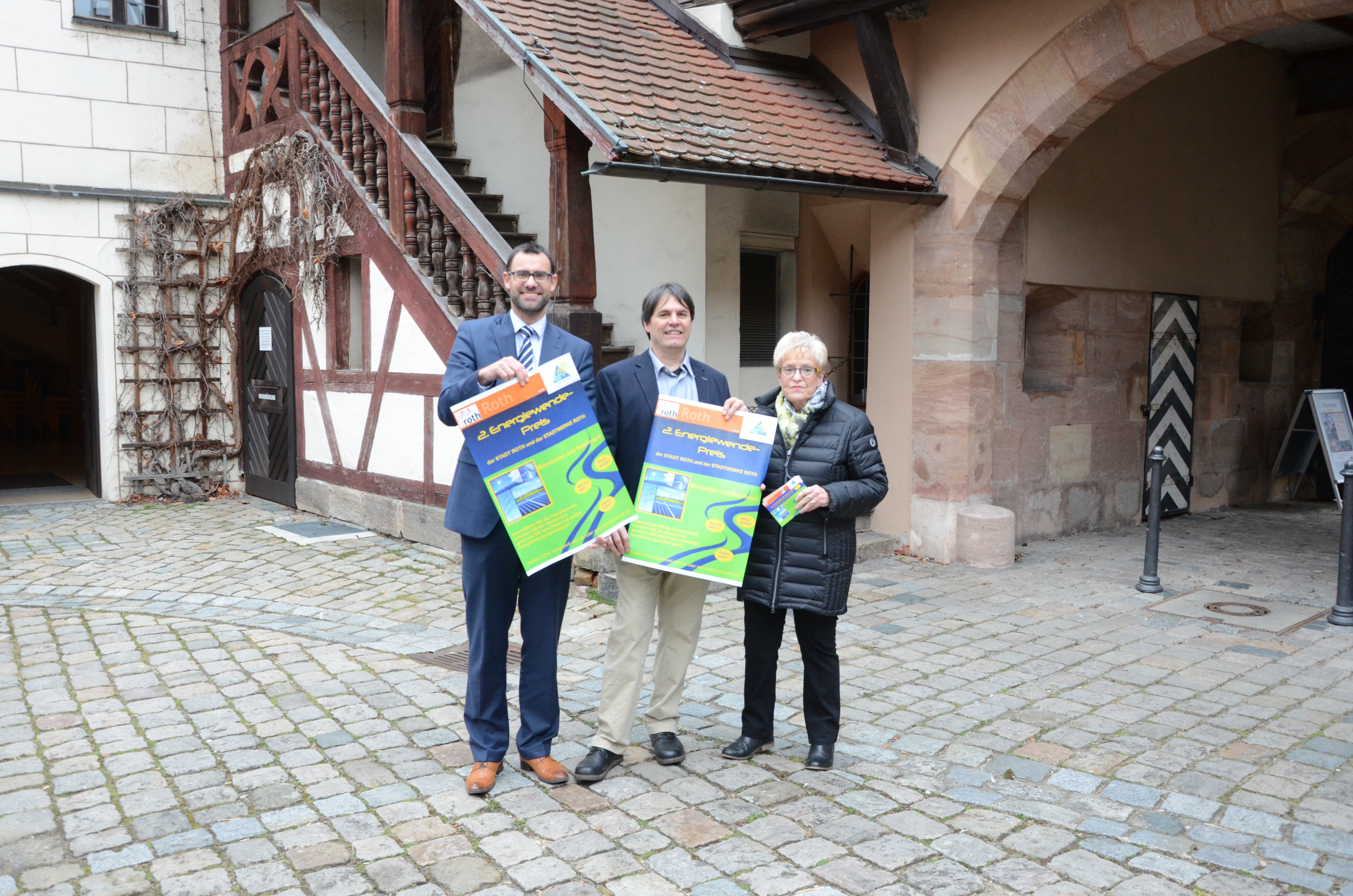 Freuen sich auf zahlreiche Ideen: Erster Bürgermeister und Initiator Ralph Edelhäußer, Stadtrat und Jurymitglied Richard Radle und Werkleiterin Stadtwerke Ingrid Feuerstein