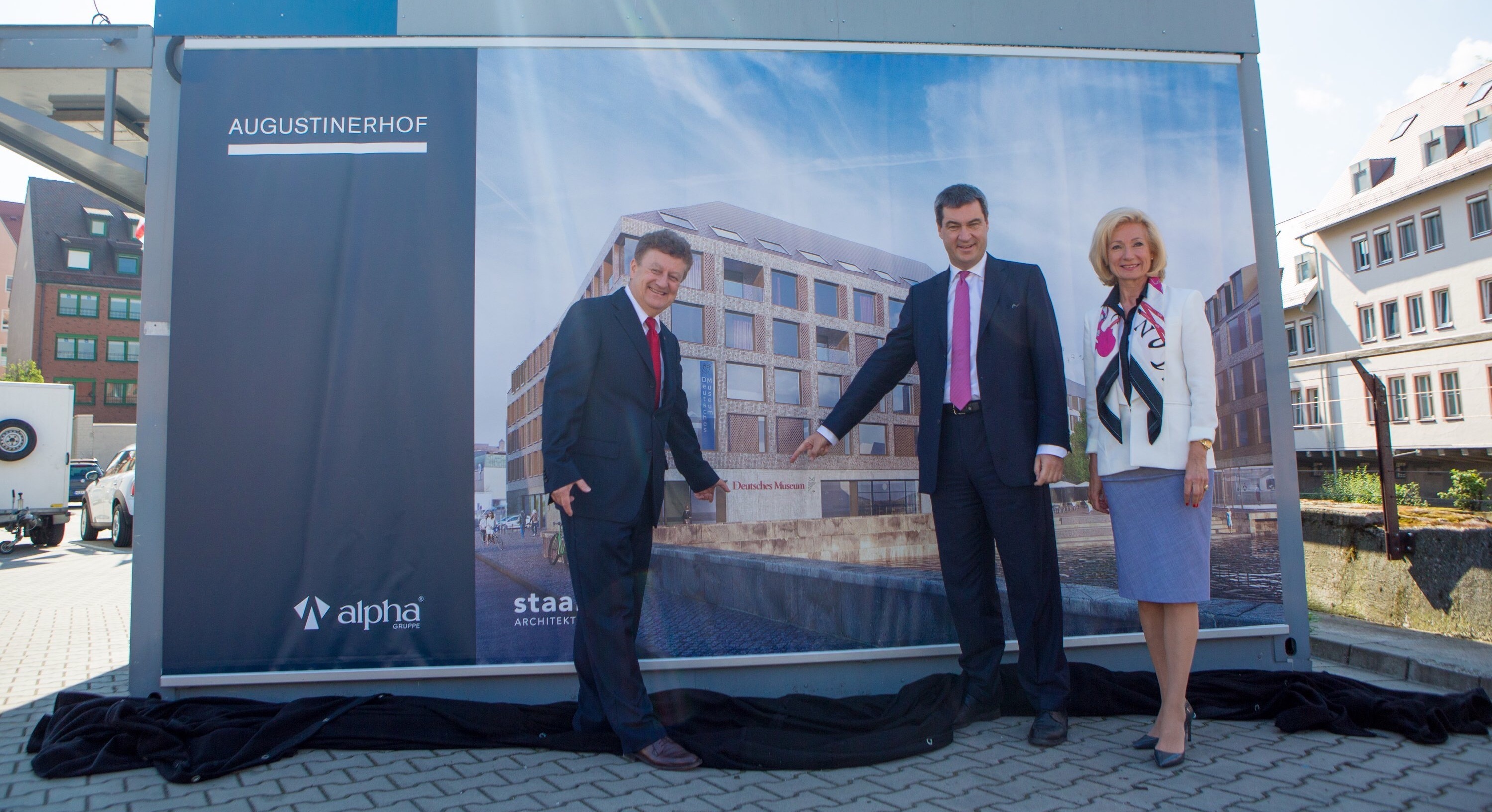 Heute informierte der Heimatminister Dr. Markus Söder (Mitte) gemeinsam mit dem Generaldirektor des Deutschen Museums, Prof. Dr. Wolfgang M. Heckl (l.), und der Kulturreferentin der Stadt Nürnberg, Prof. Dr. Julia Lehner, über den vorgesehenen Standort für die neue Zweigstelle des Deutschen Museums in Nürnberg.