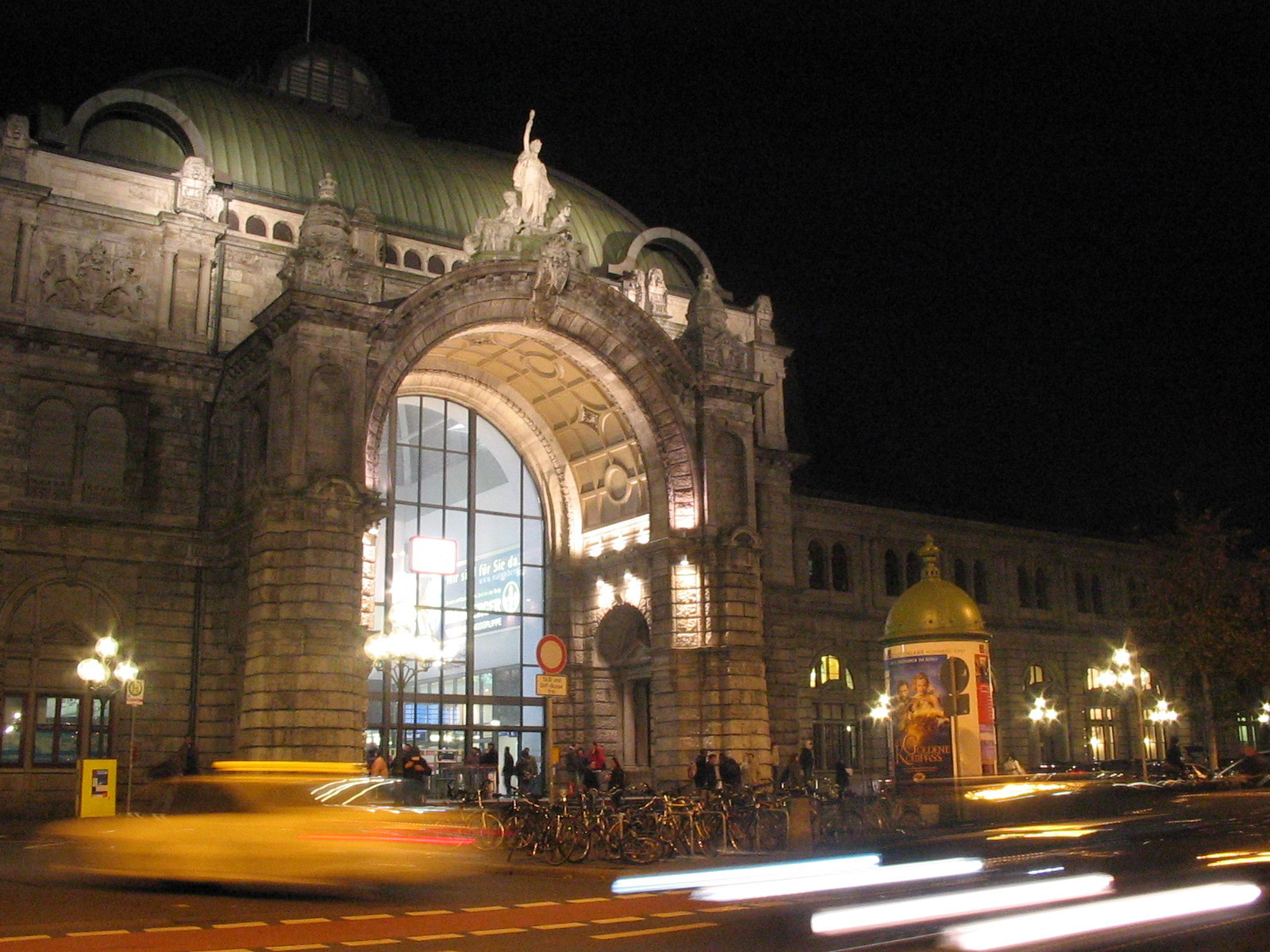 Stimmungsvoll: Hautbahnhof Nürnberg bei Nacht. Die neuen Lichtfluter sollen nur bei Bedarf zugeschaltet werden.