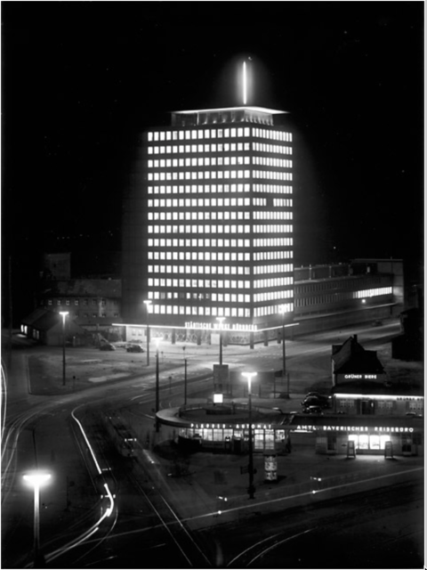 Das Hochhaus am Plärrer in einer Nachtaufnahme.