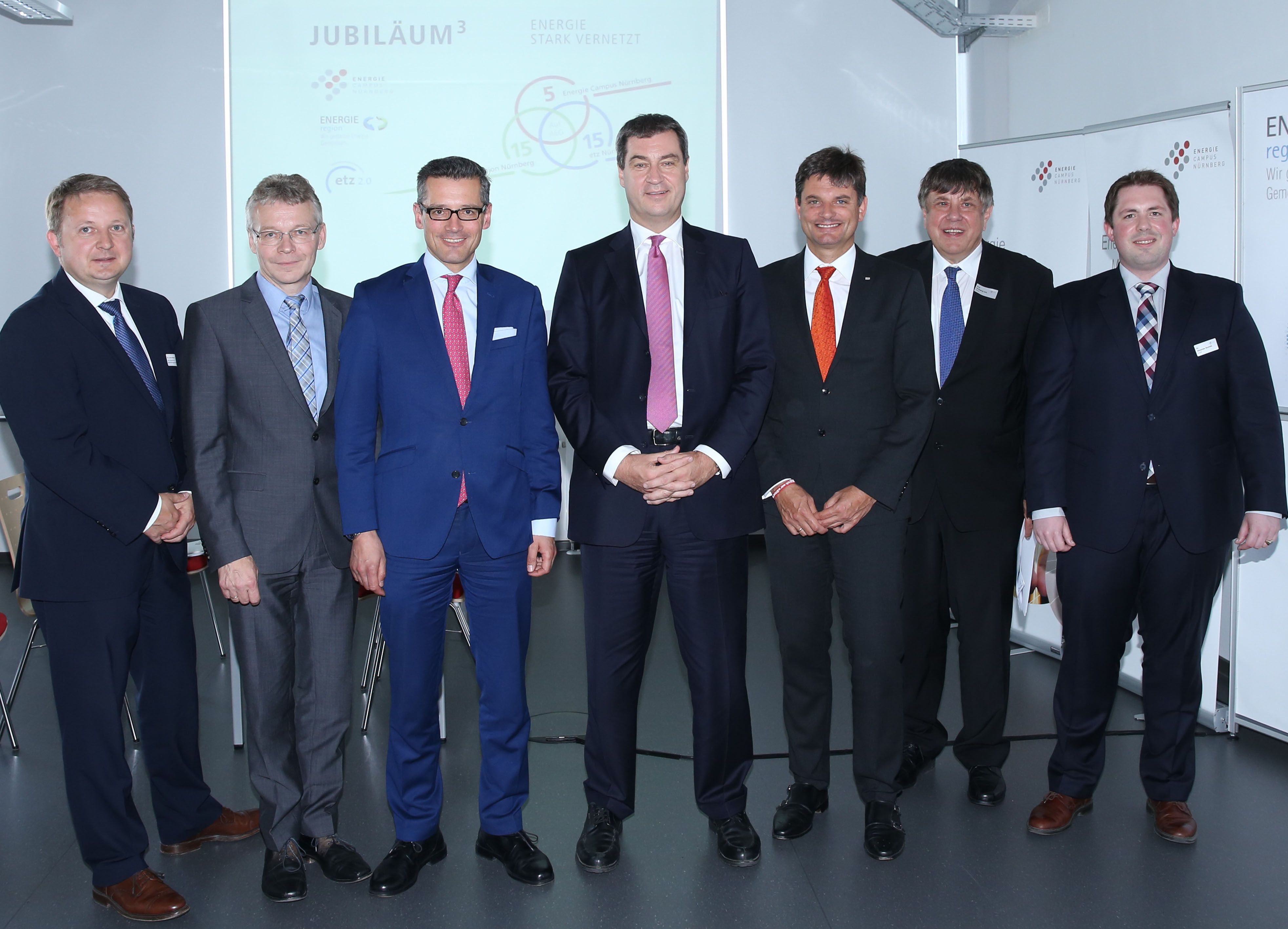 (v.l.): Dr. Jens Hauch, Geschäftsführer ENERGIEregion und etz Nürnberg, Prof. Dr. Armin Dietz, Technische Hochschule Georg Simon Ohm, Dr. Michael Fraas, Wirtschaftsreferent, Dr. Markus Söder, Staatsminister der Finanzen, für Landesentwicklung und Heimat, Prof. Dr. Joachim Hornegger, Präsident der Friedrich-Alexander-Universität Erlangen-Nürnberg, Prof. Dr. Wolf Arlt, Vorsitzender Wissenschaftliche Leitung Energie Campus Nürnberg, Dr. Alexander Buchele, Geschäftsführer Energie Campus Nürnberg.