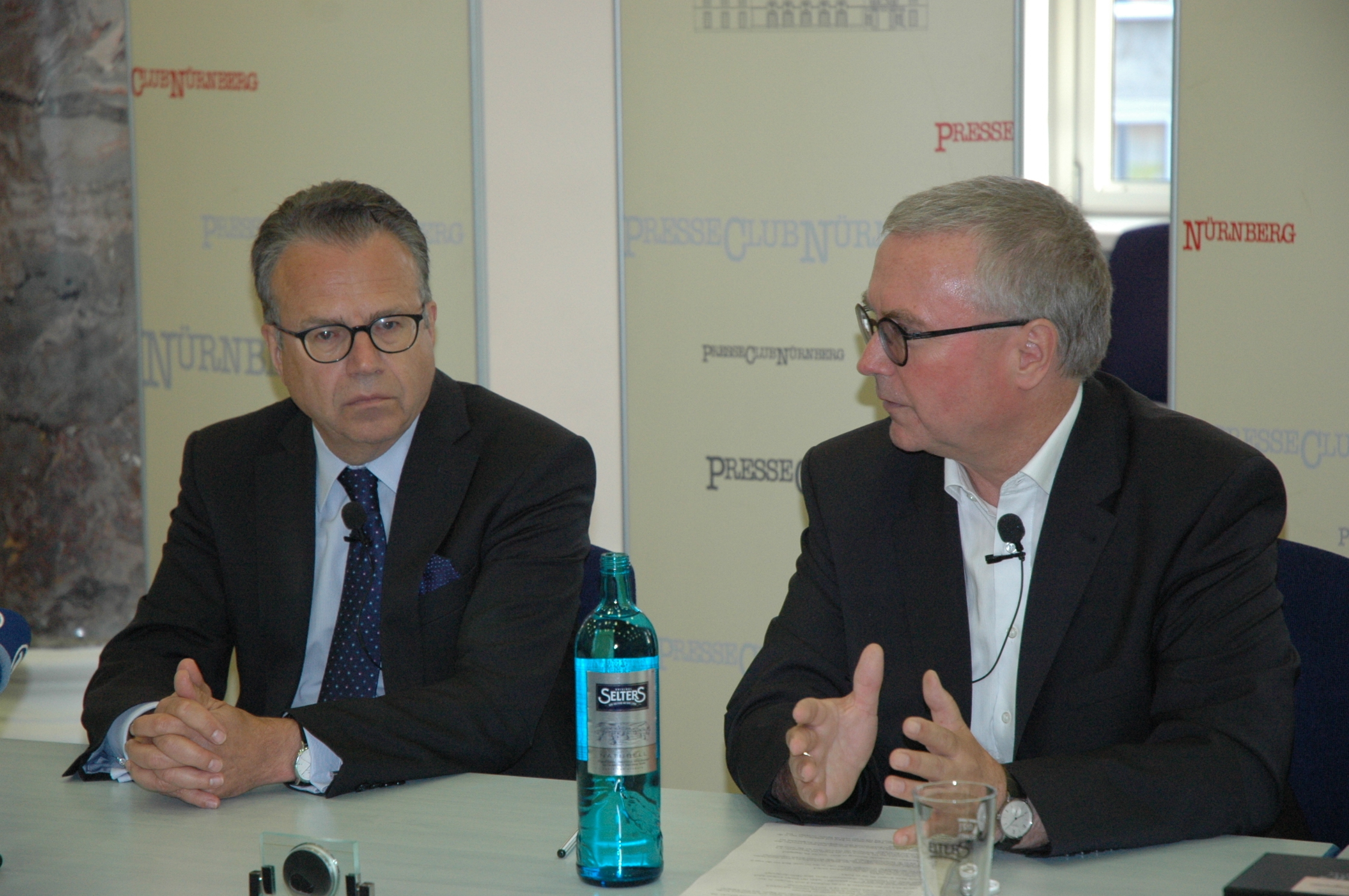 Presseclub-Vorstandsmitglied Alexander Jungkunz (r.) im Gespräch mit Frank-Jürgen Weise.