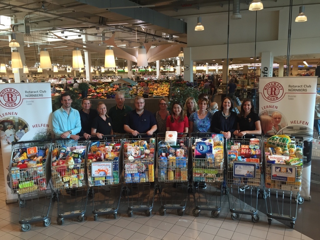 Die Mitglieder des Rotaract Club Nürnberg mit den Verantwortlichen der Kindereinrichtungen und des Marktkauf Thon.