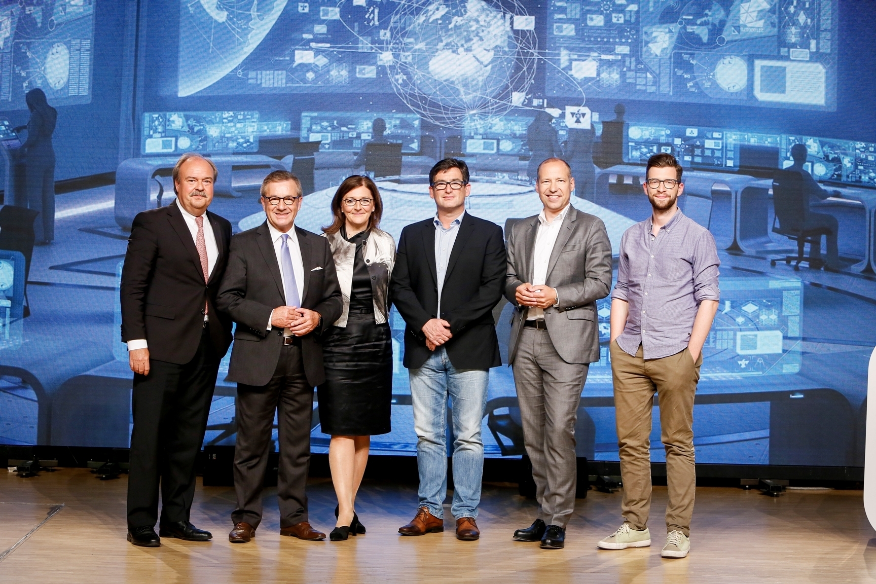 Commerzbank-Chef Bernd Großmann, Moderator Jan Hofer, Bereichsvorständin Edith Weymayr, Bernd Krebs, Geschäftsführer MBFZ toolcraft, Matthias Hartmann, Vorstandsvorsitzender GfK SE, und Gregor Kalchthaler (v.l.), Entrepreneur - Human Centered Consulting.