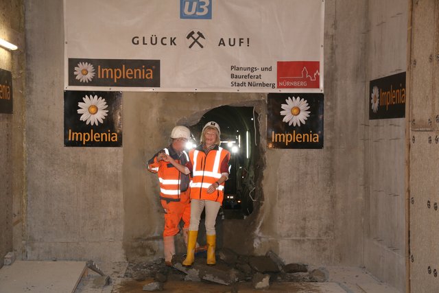Freut sich über den erfolgreichen Durchschlag: Tunnelpatin Ulrike Gsell. | Foto: bayernpress