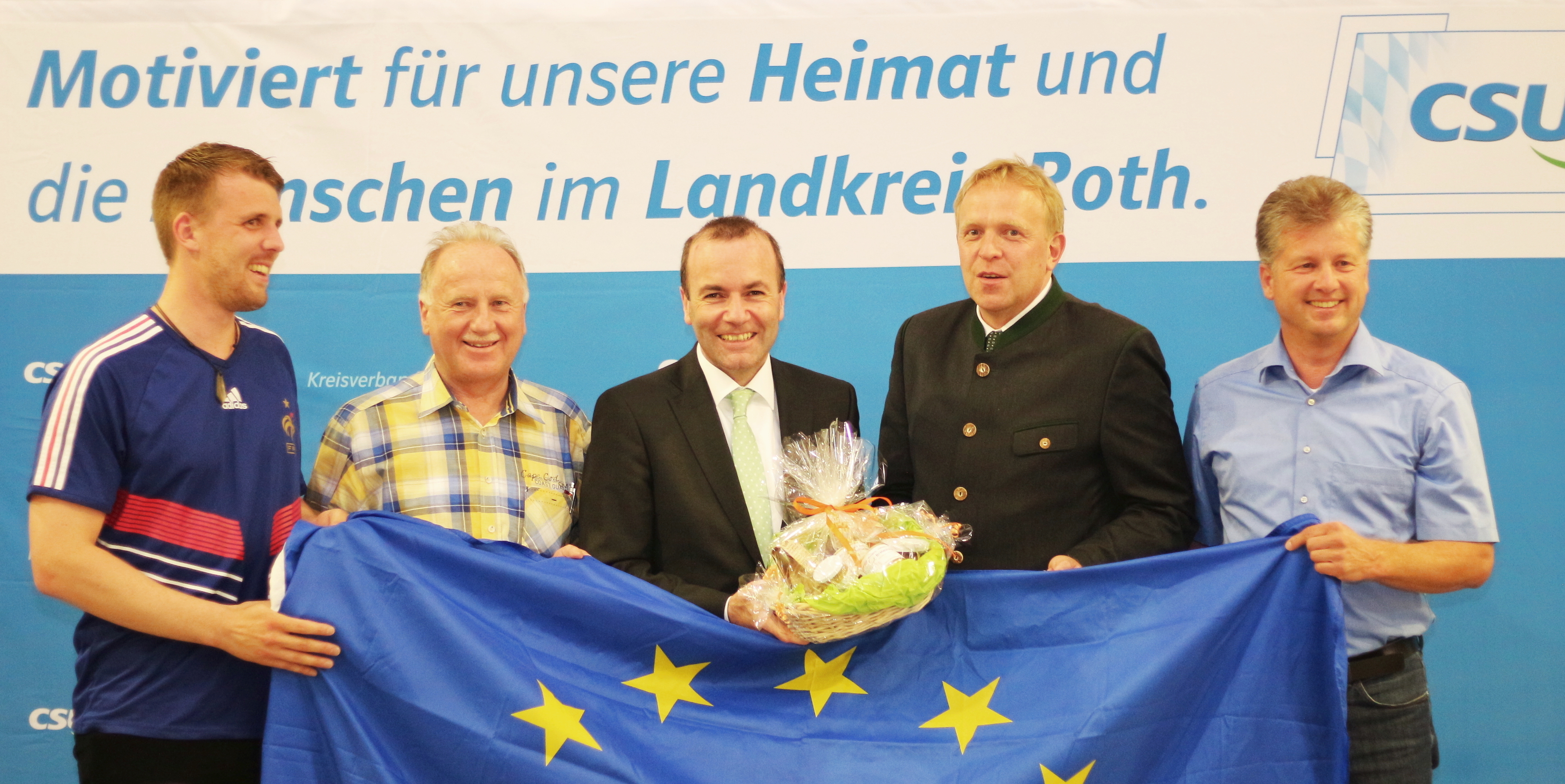 Beim Gruppenfoto (v.l.) JU-Kreisvorsitzender Daniel Nagl, Bürgermeister Bernhard Böckeler, EVP-Fraktionschef Manfred Weber, MdEP, CSU-Kreisvorsitzender Volker Bauer, MdL und CSU-Ortsvorsitzender Thomas Schönfeld sprachen sich für ein besseres Europa aus.“