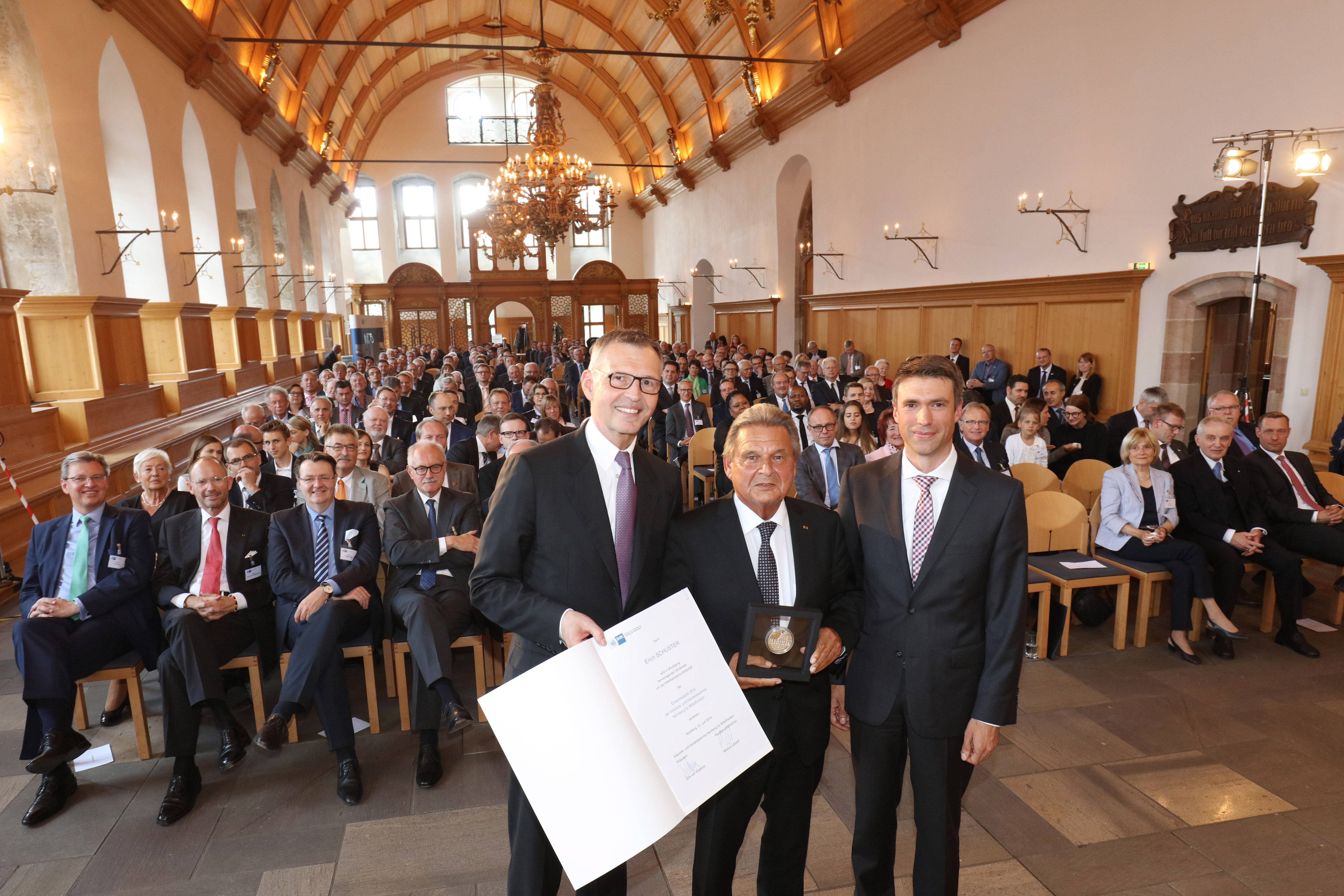 IHK-Ehrenmedaille 2016 für Erich Schuster (v.l.): Dirk von Vopelius, Präsident der IHK Nürnberg für Mittelfranken, Erich Schuster, Gründer und Vorstandsvorsitzender der defacto.x stiftung, Erlangen, sowie Stefan Müller, MdB, Parlamentarischer Staatssekretär im Bundesministerium für Bildung und Forschung.