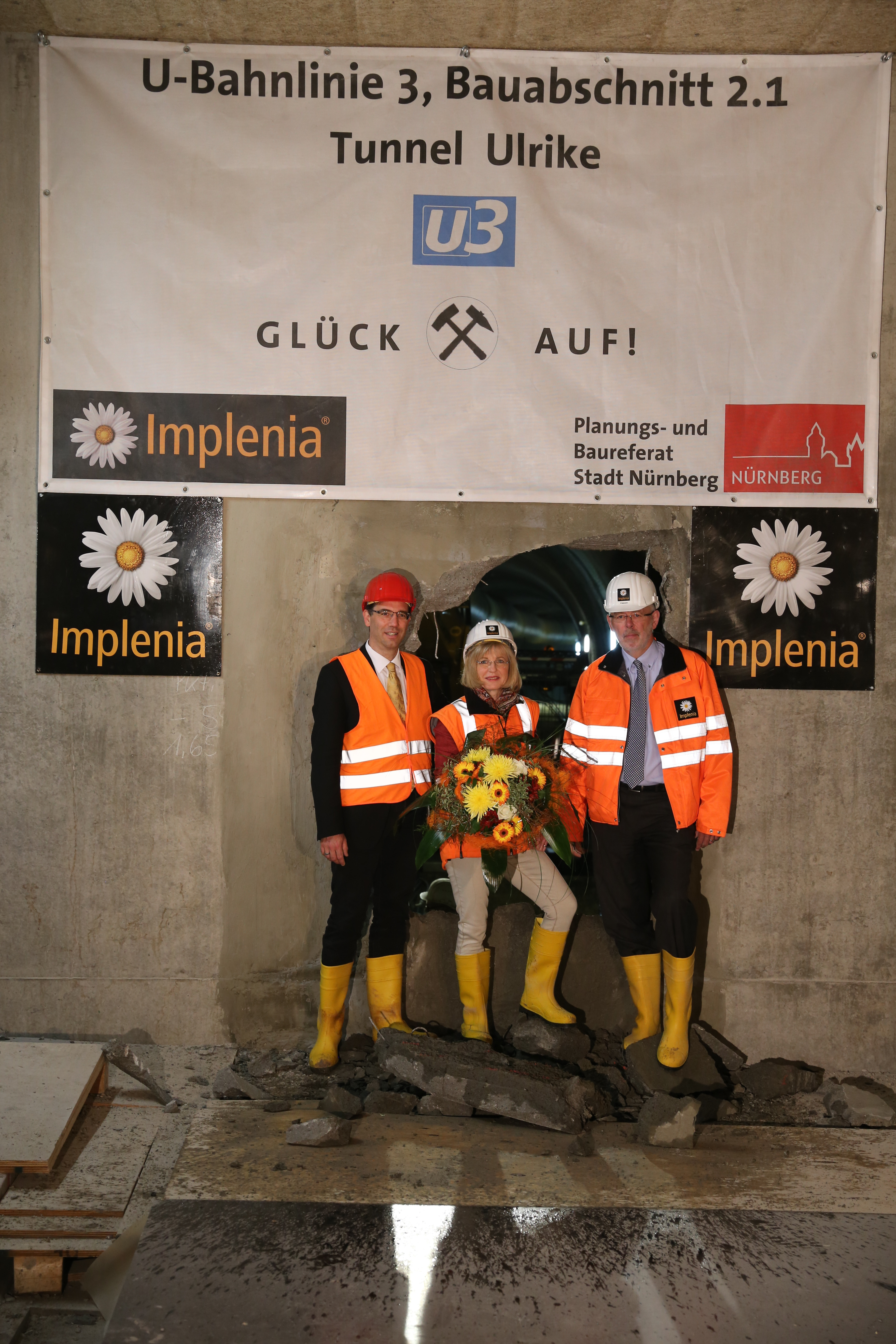 Tunneldurchstich mit Tunnelpatin Ulrike Gsell, Baureferent Daniel F. Ulrich (l.) und Jens Classen Geschäftsleitung der Implenia Construction GmbH.