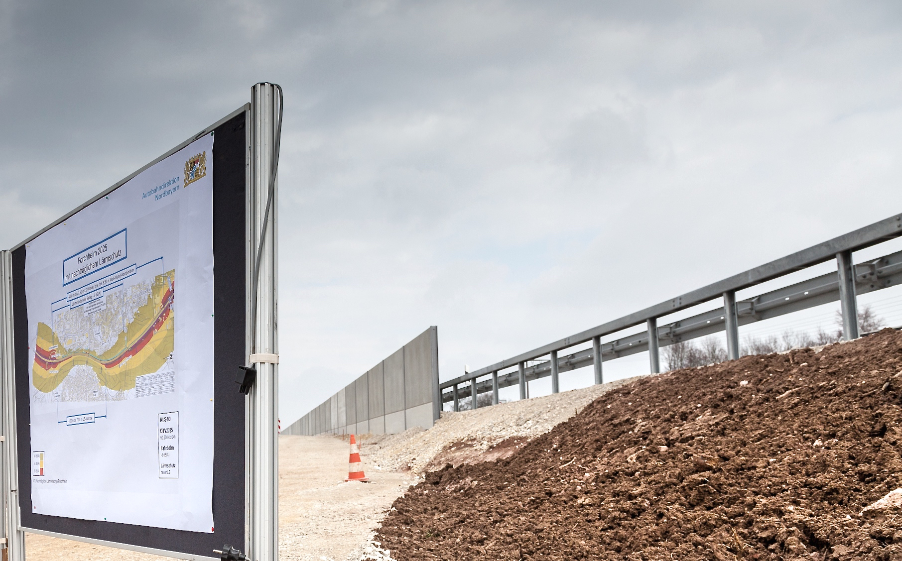 Ausgediente Lärmschutzwände werden durch neue ersetzt. Foto: Roland Rosenbauer