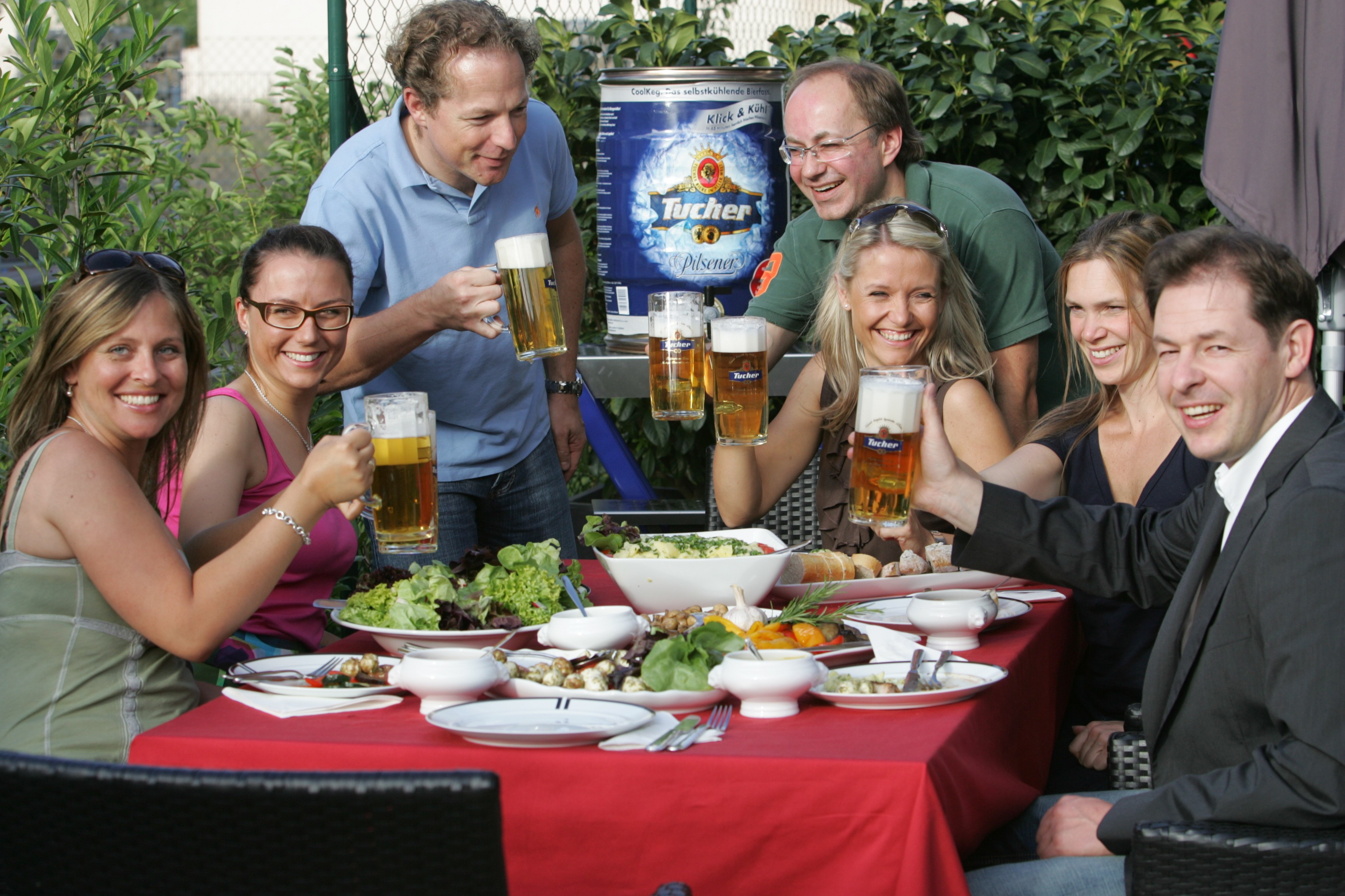 Nicht nur zur Fußball-EM. An heißen Sommertagen mit der Familie oder mit Freunden ein kühles Bier genießen, das ist mit dem Tucher CoolKeg kein Problem.