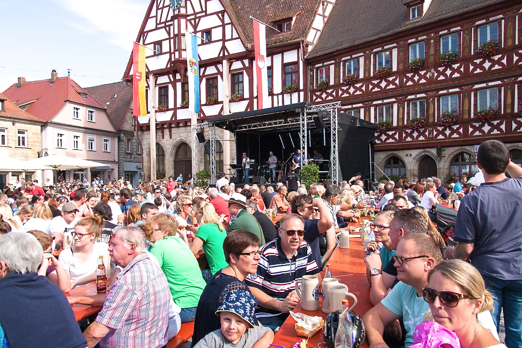 Besuchermagnet: Traditionell herrscht zum Alstadtfest auch auf dem Rathausplatz familiäre Stimmung und gute Laune – gemütliches Beisammensein ist angesagt. Archivfoto: R. Rosenbauer