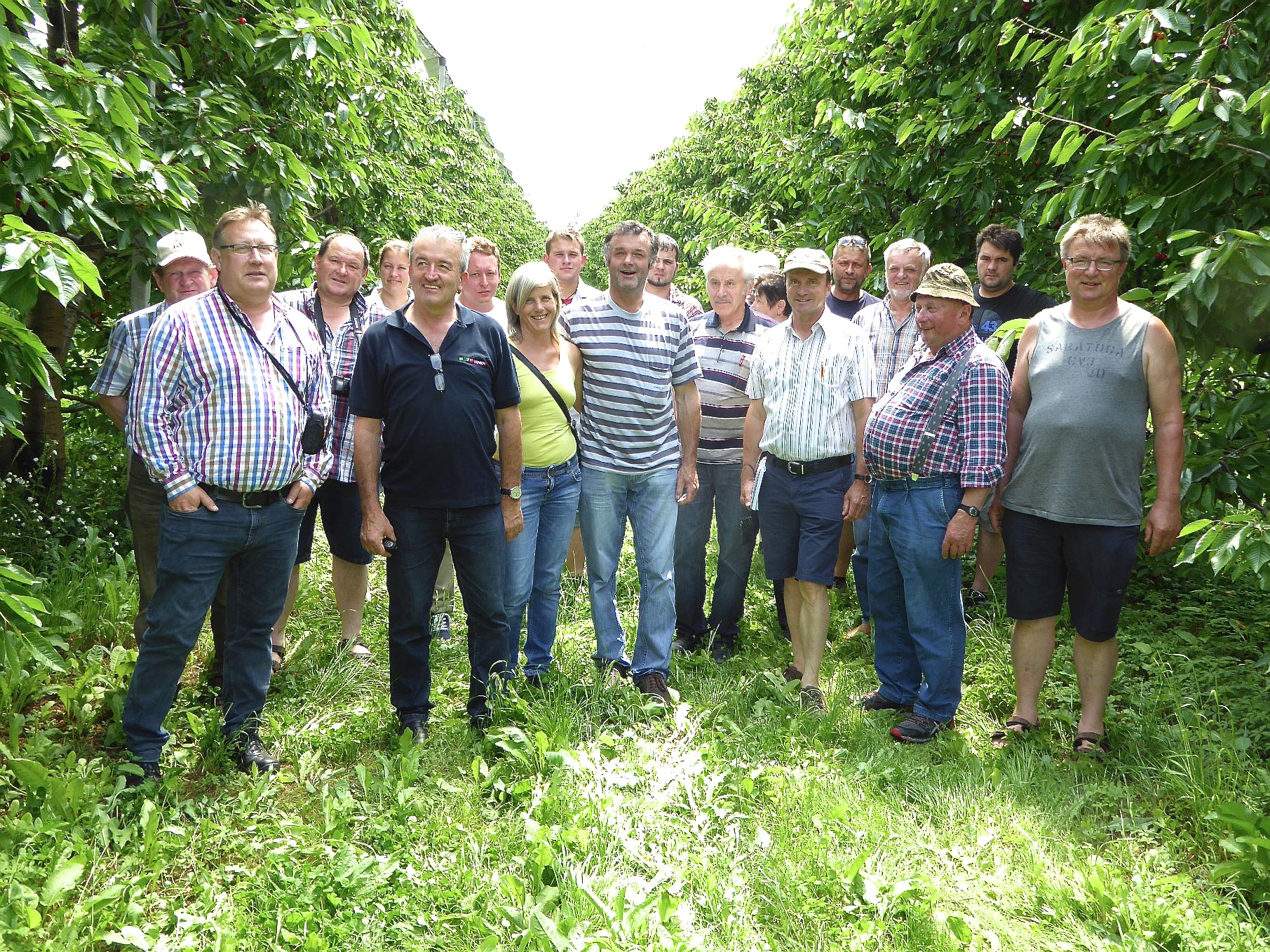 Kreisfachberater für Obstbau Hans Schilling (2.v.l.) und Geschäftsführer Walter Monari vom Obstgroßmarkt Vignola (rechts daneben) mit den fränkischen Bauern. Foto: Landkreis Forchheim